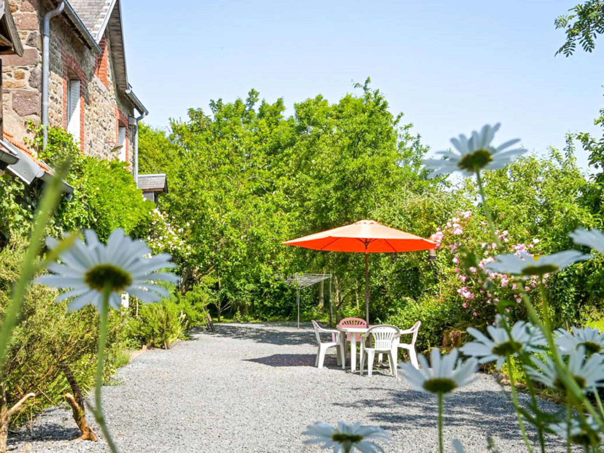 Normandisch huis omringd door natuur