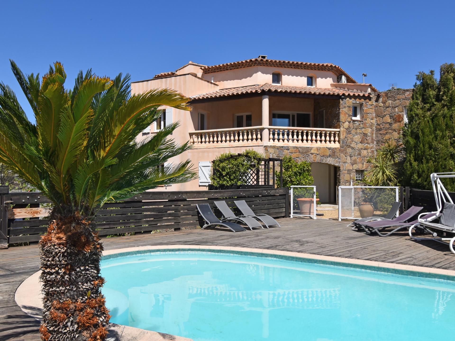 Vakantiehuis met privézwembad 1 km van côte d'azur