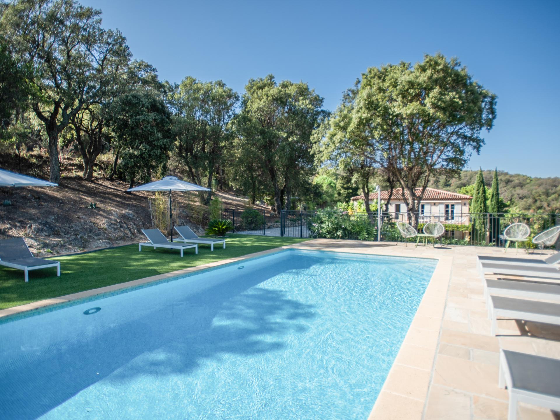 Familie villa met stijl, groot zwembad en airco