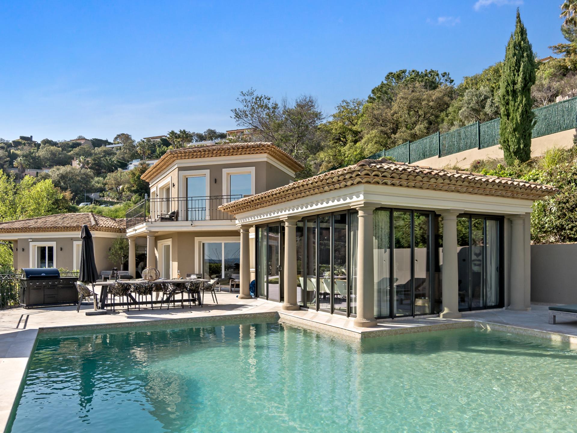 Luxe villa met groot zwembad aan de golfbaan