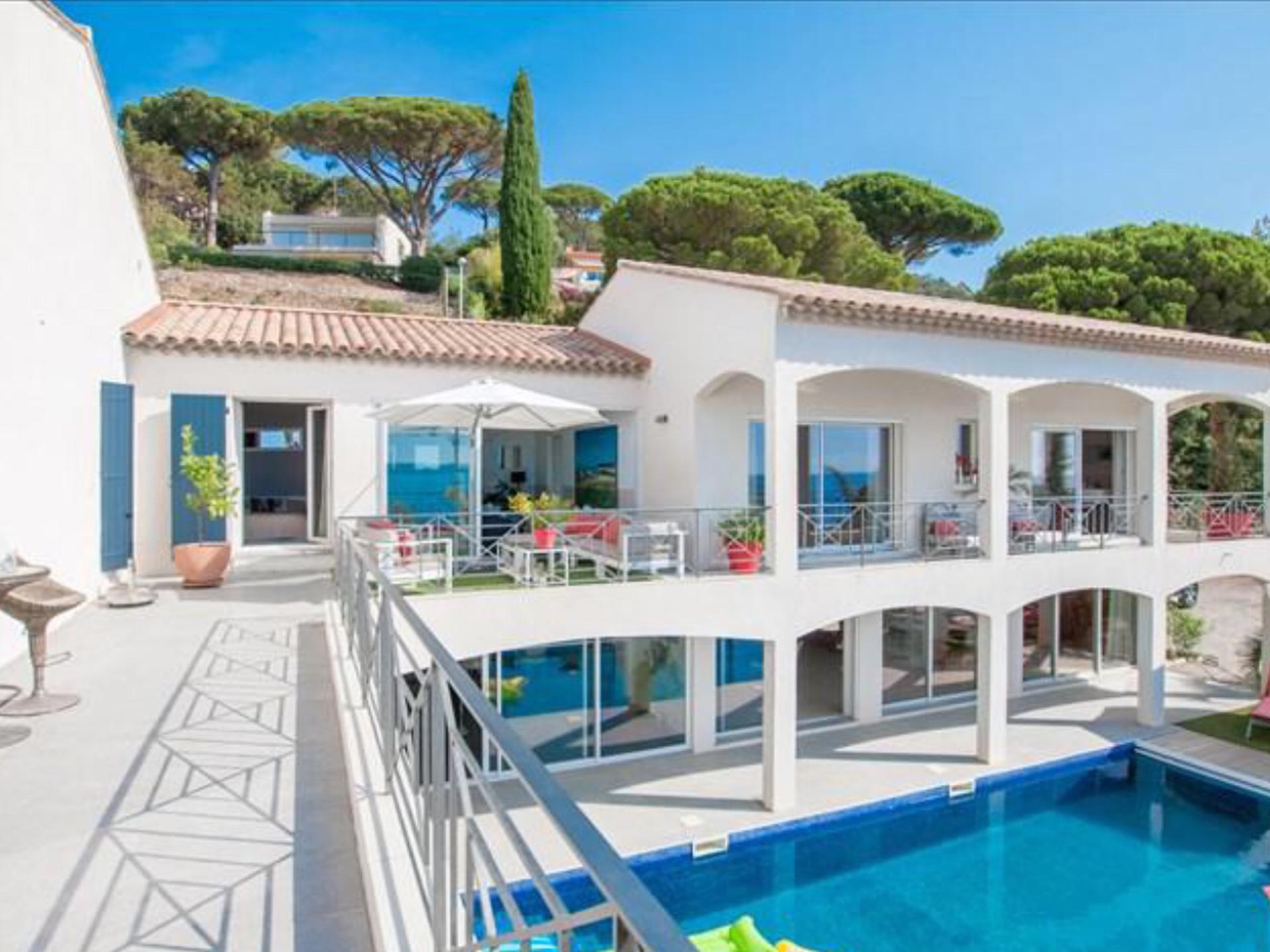 Luxe villa met privézwembad, airco en zeezicht