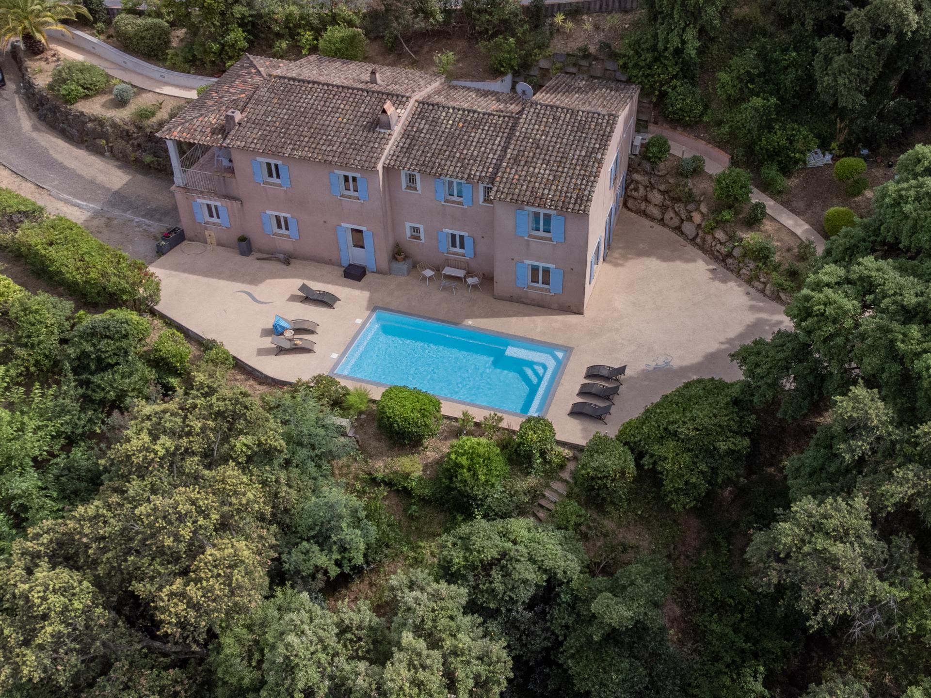 Villa met uitzicht, zwembad en dicht bij strand