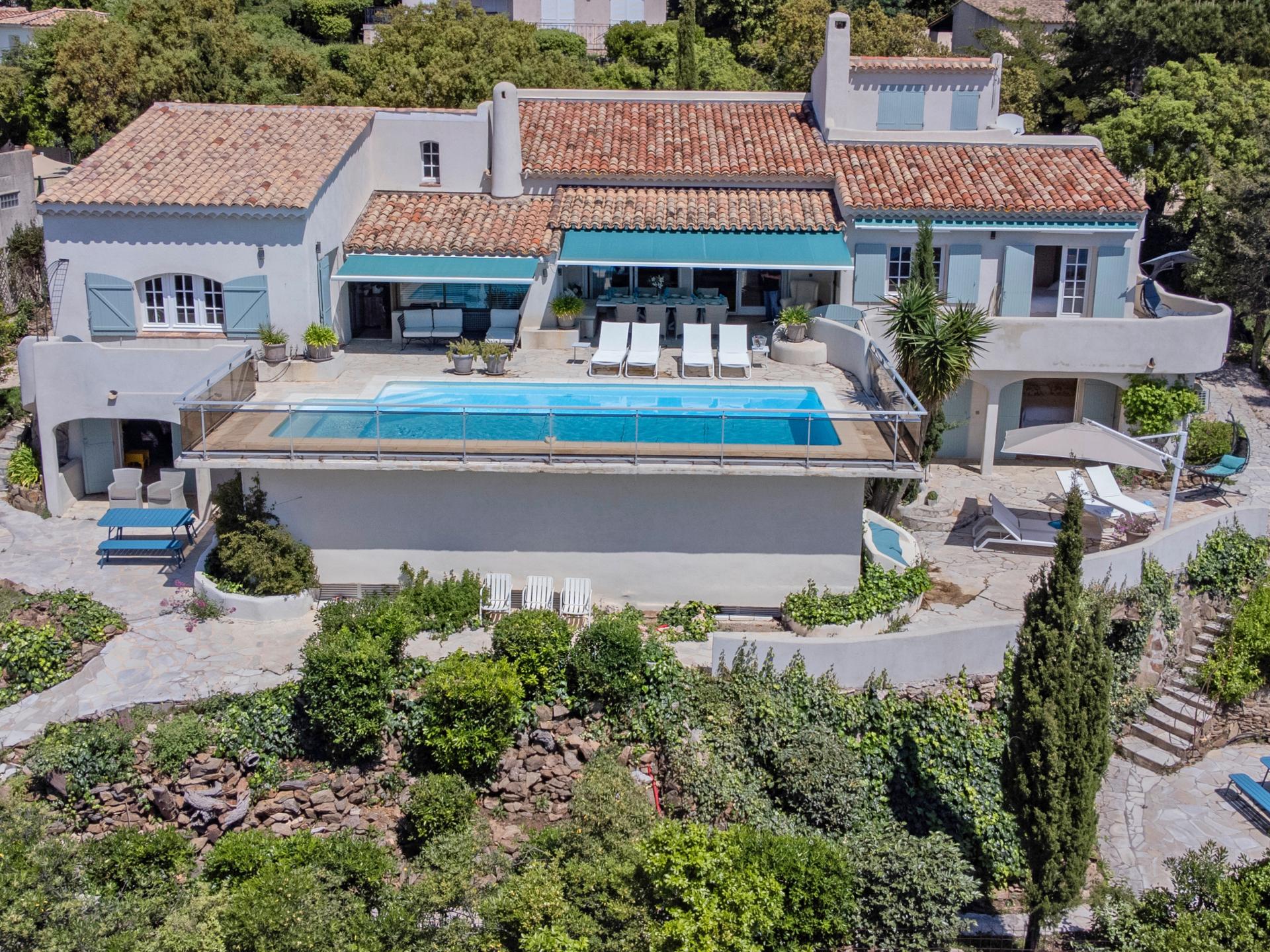 Luxe villa met verwarmd privézwembad en zeezicht