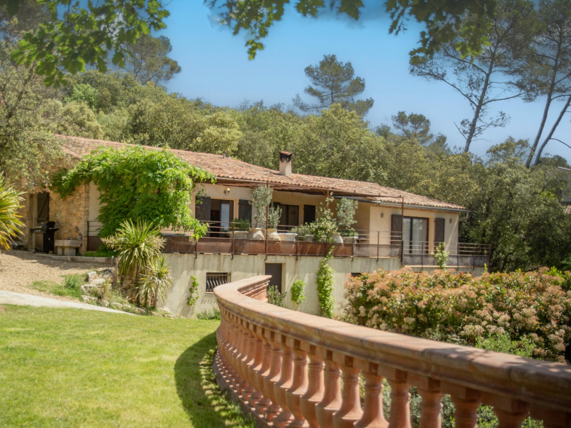 Luxe villa met zwembad en omheinde tuin