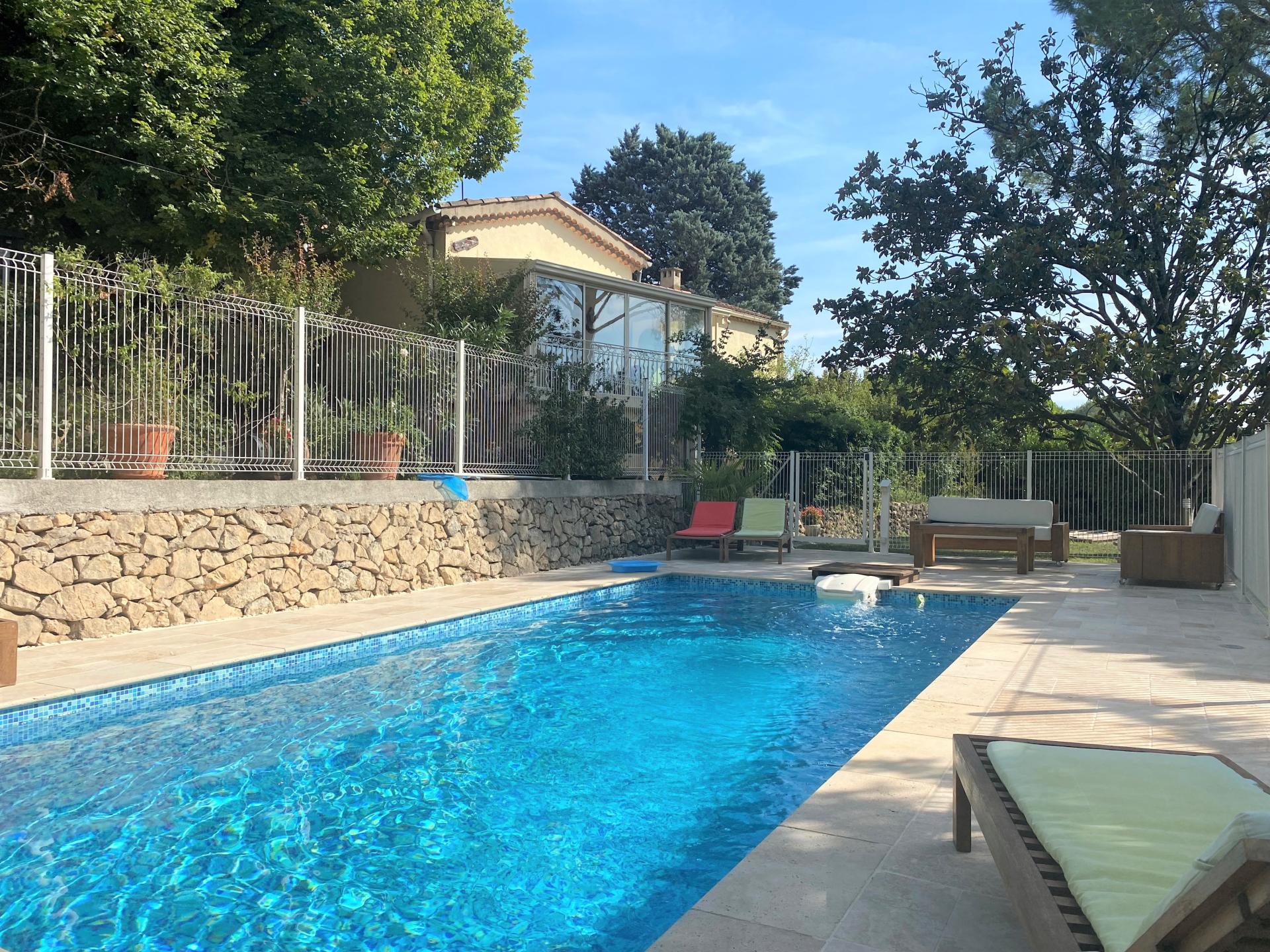 Kindvriendelijke villa met omheind zwembad