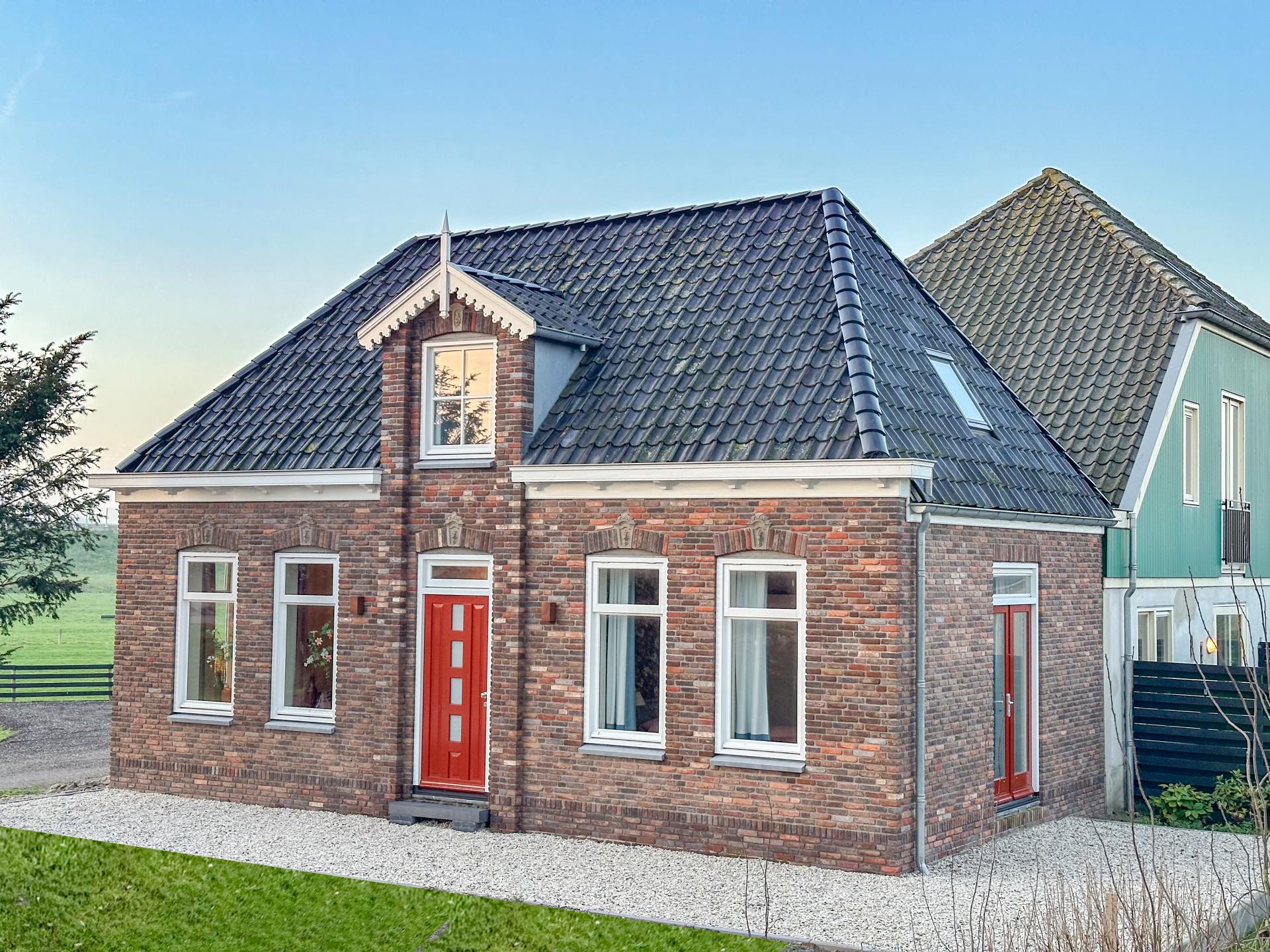 Idyllisch landhuis met tuin aan het water