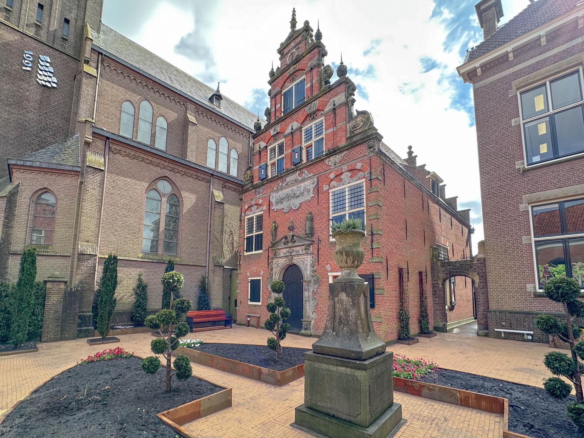 Monumentaal weeshuis in centrum van Enkhuizen