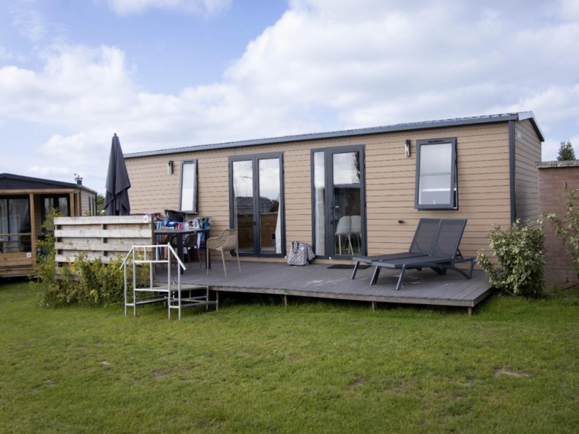 Luxe chalet op kleine camping nabij de Waddenzee
