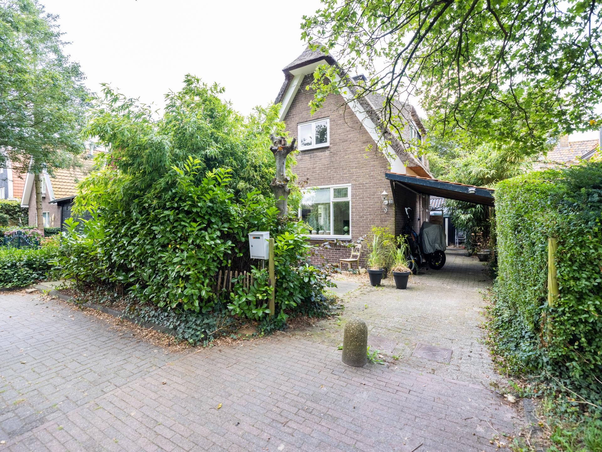 Vrijstaande charmante woning met rieten dak