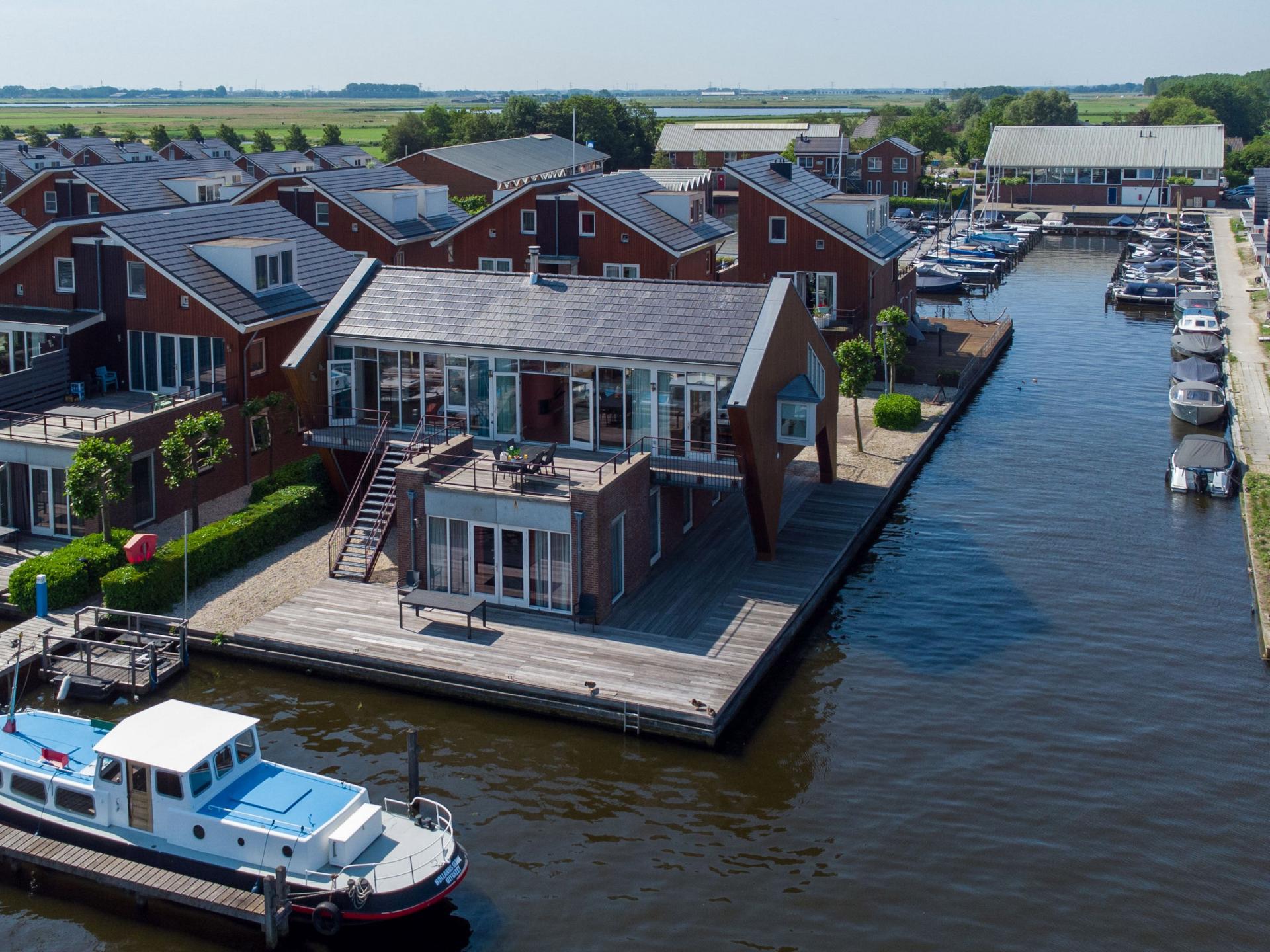 Modern penthouse met prachtig uitzicht op meer