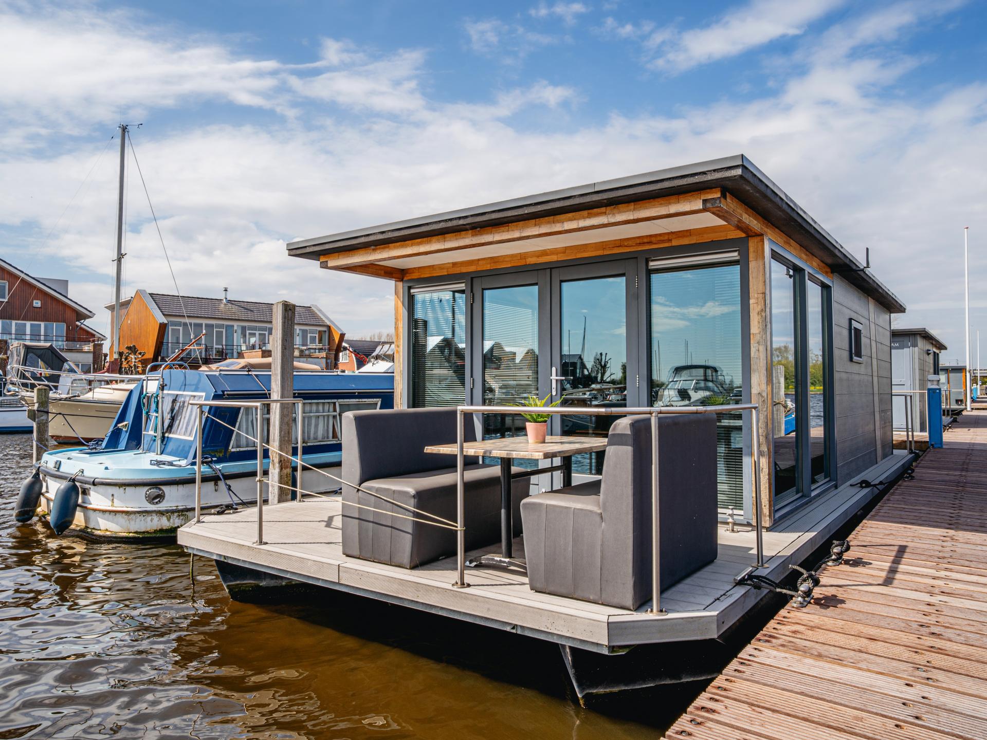 Leuke huisboot met terras op het water
