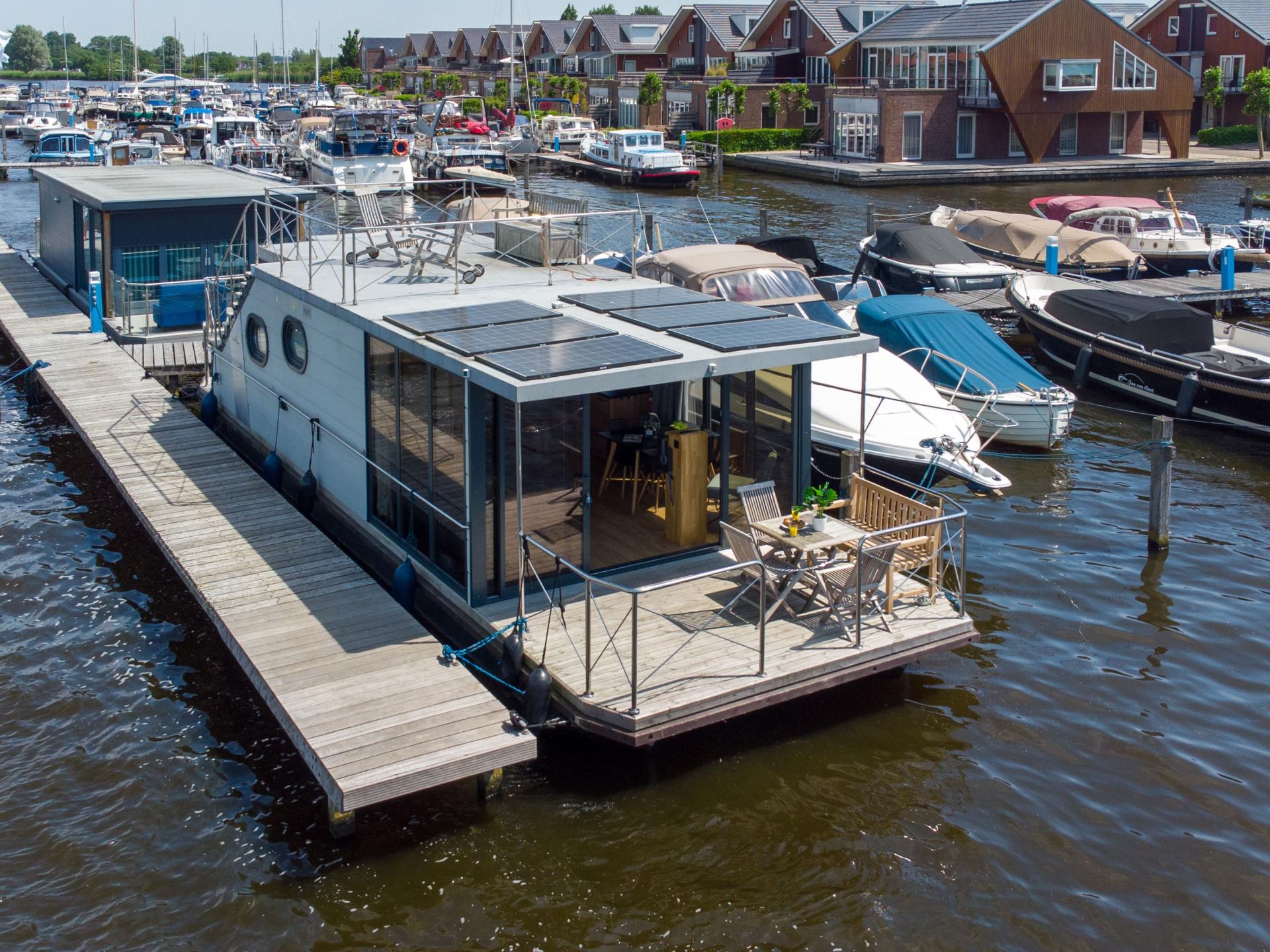 Huisboot met uitzicht vanaf het dakterras