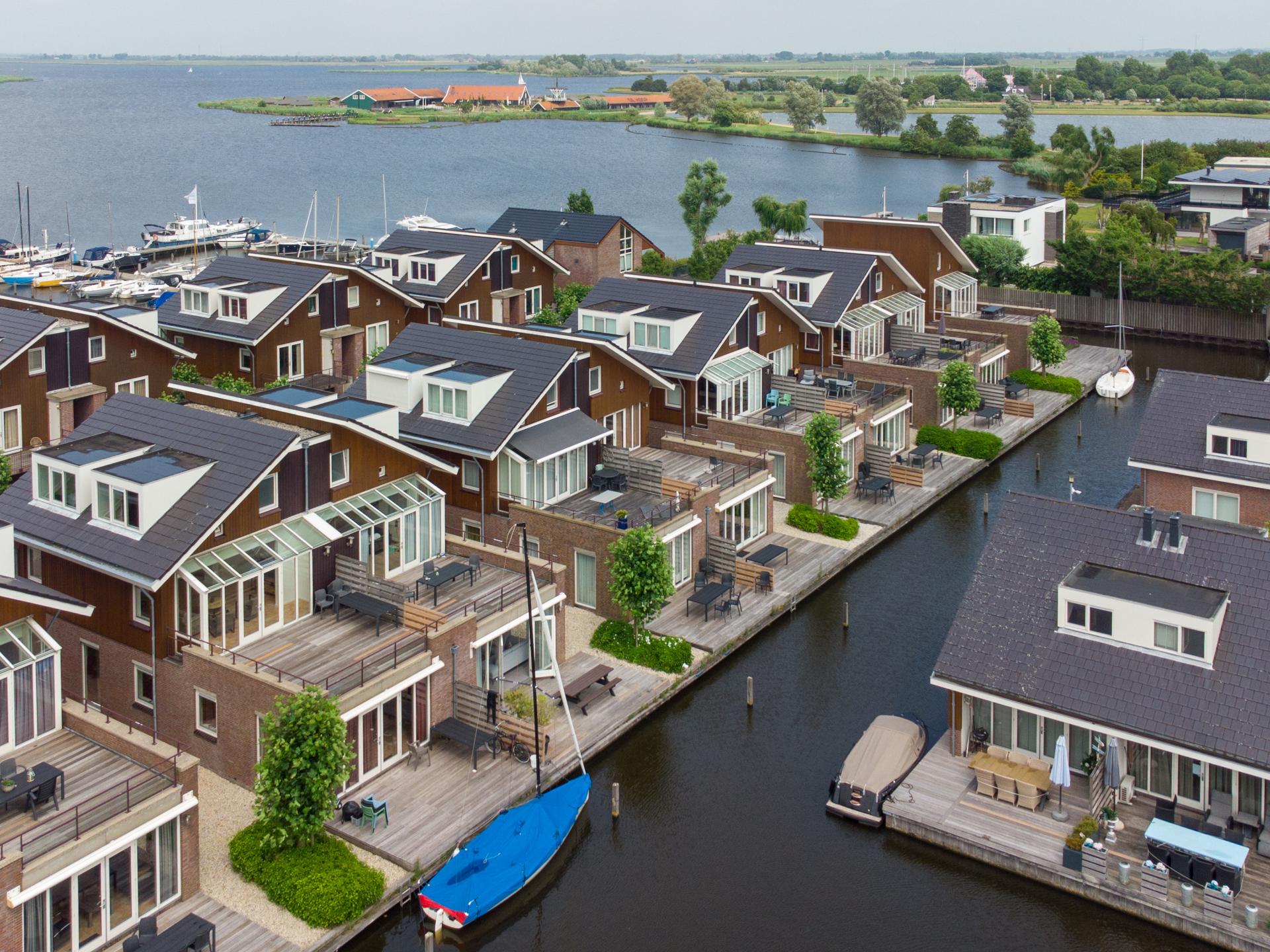 luxe appartement met terras aan het water