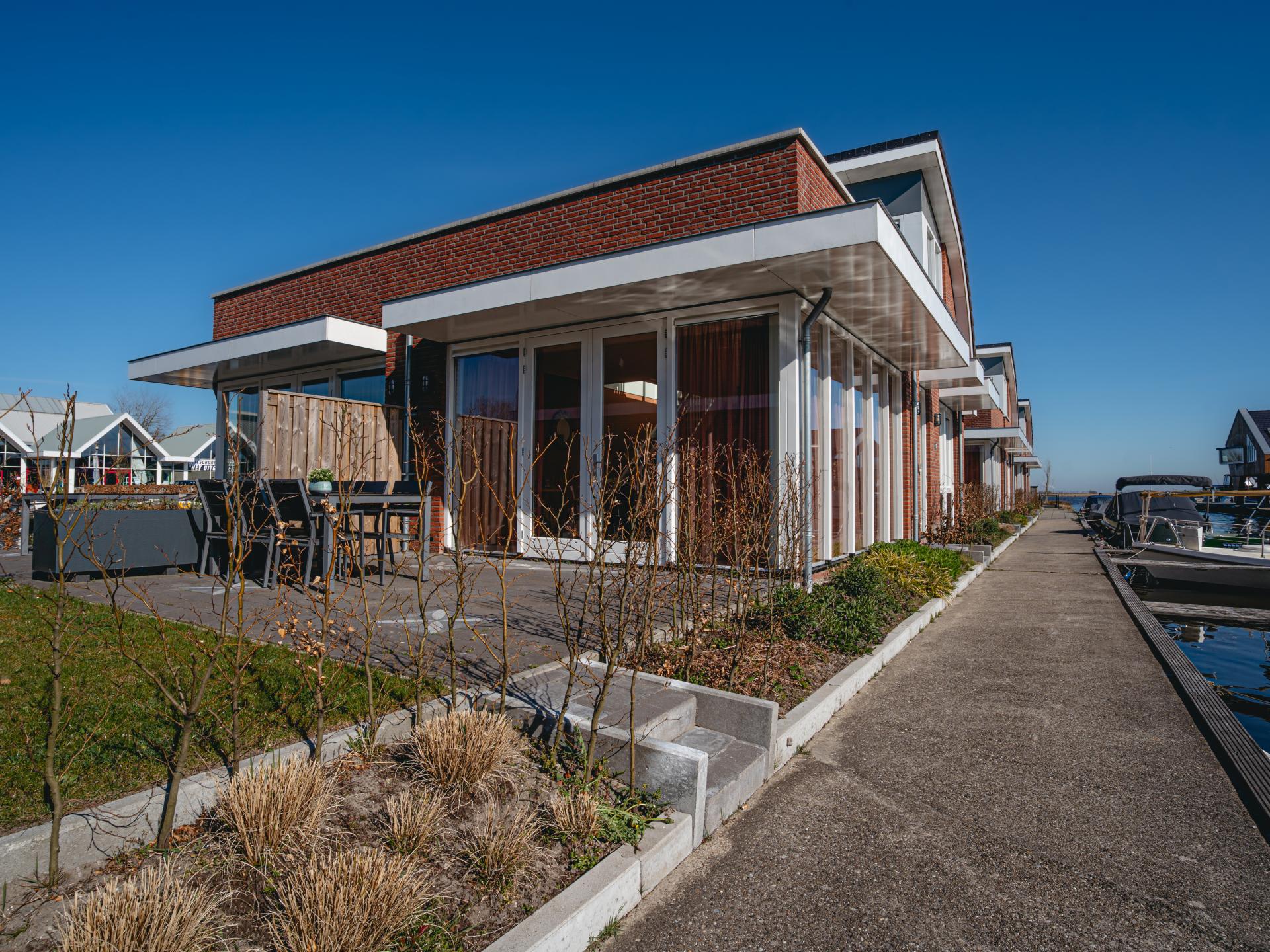 Luxe woning met 2 badkamers direct aan het water