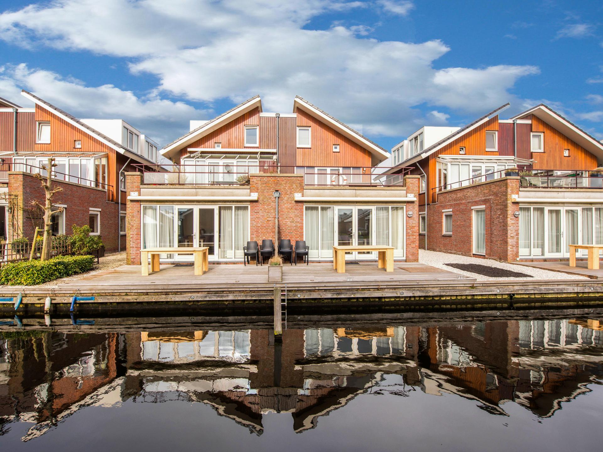 Groot appartement met terras direct aan het water