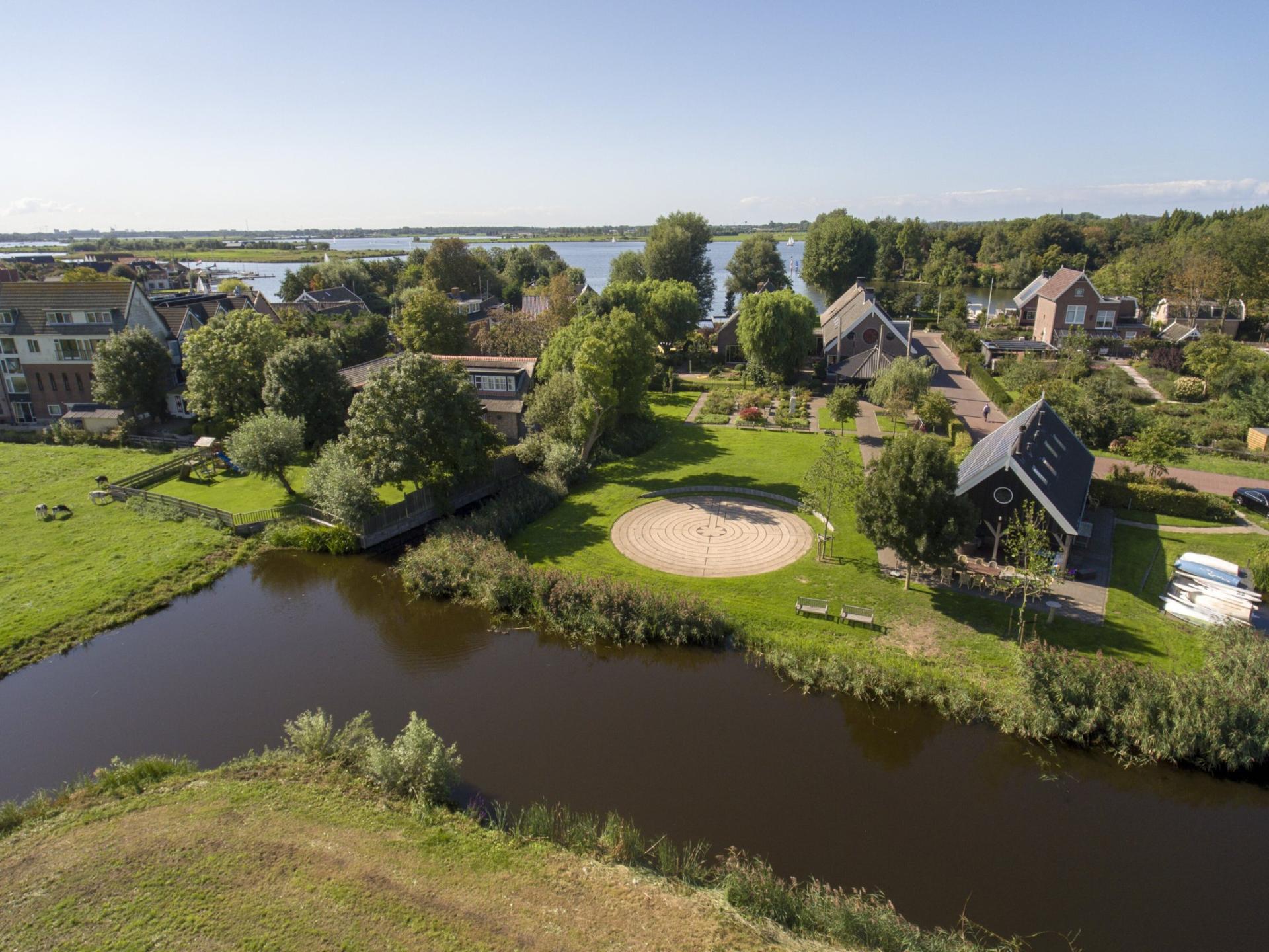 Woning aan het water met knusse buitenhaard