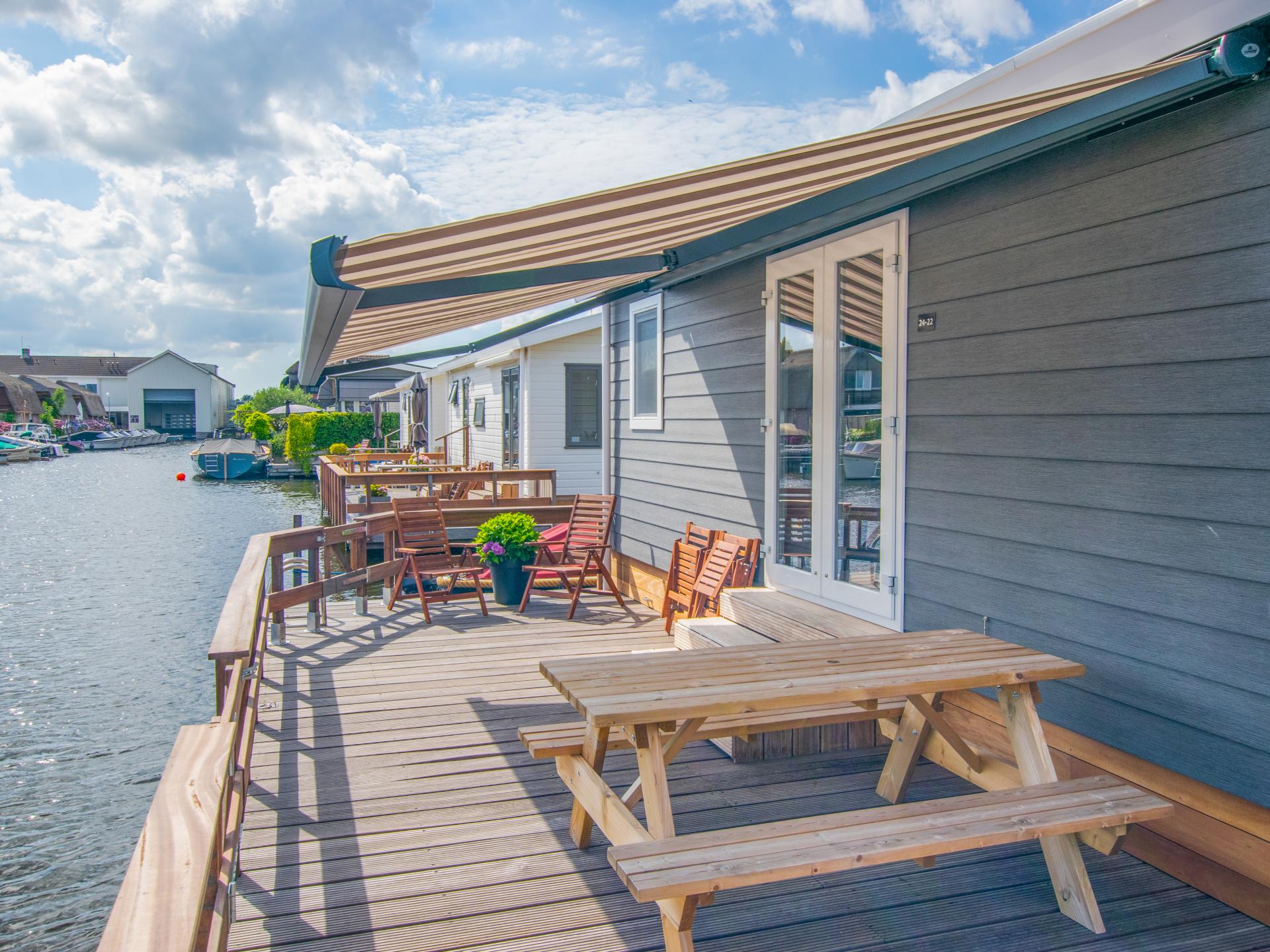 Aan het water gelegen chalet met zwemtrap