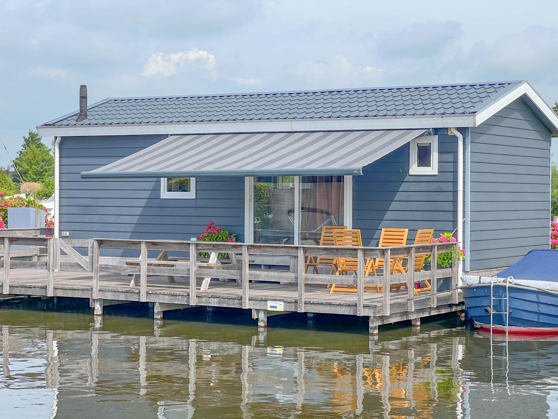 Chalet met zwemtrap aan Loosdrechtse Plassen