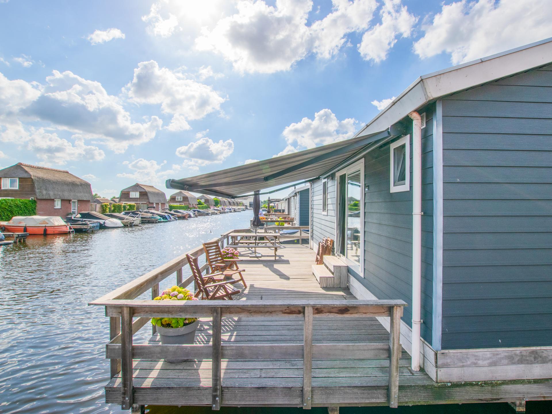 Modern chalet met eigen steiger aan het water