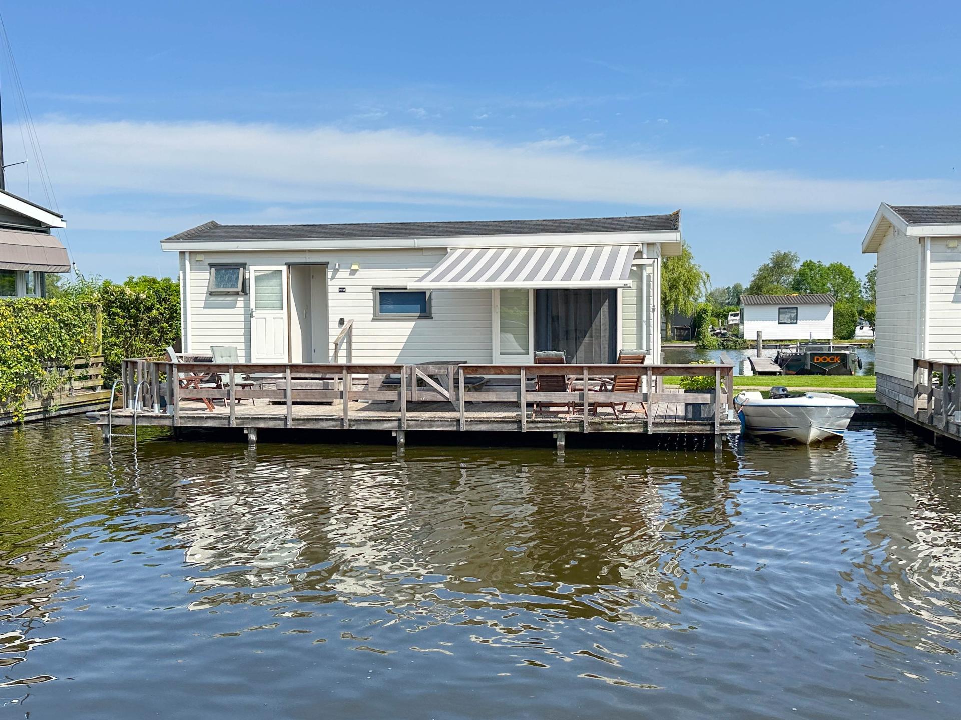 Gezellig chalet met aanlegsteiger