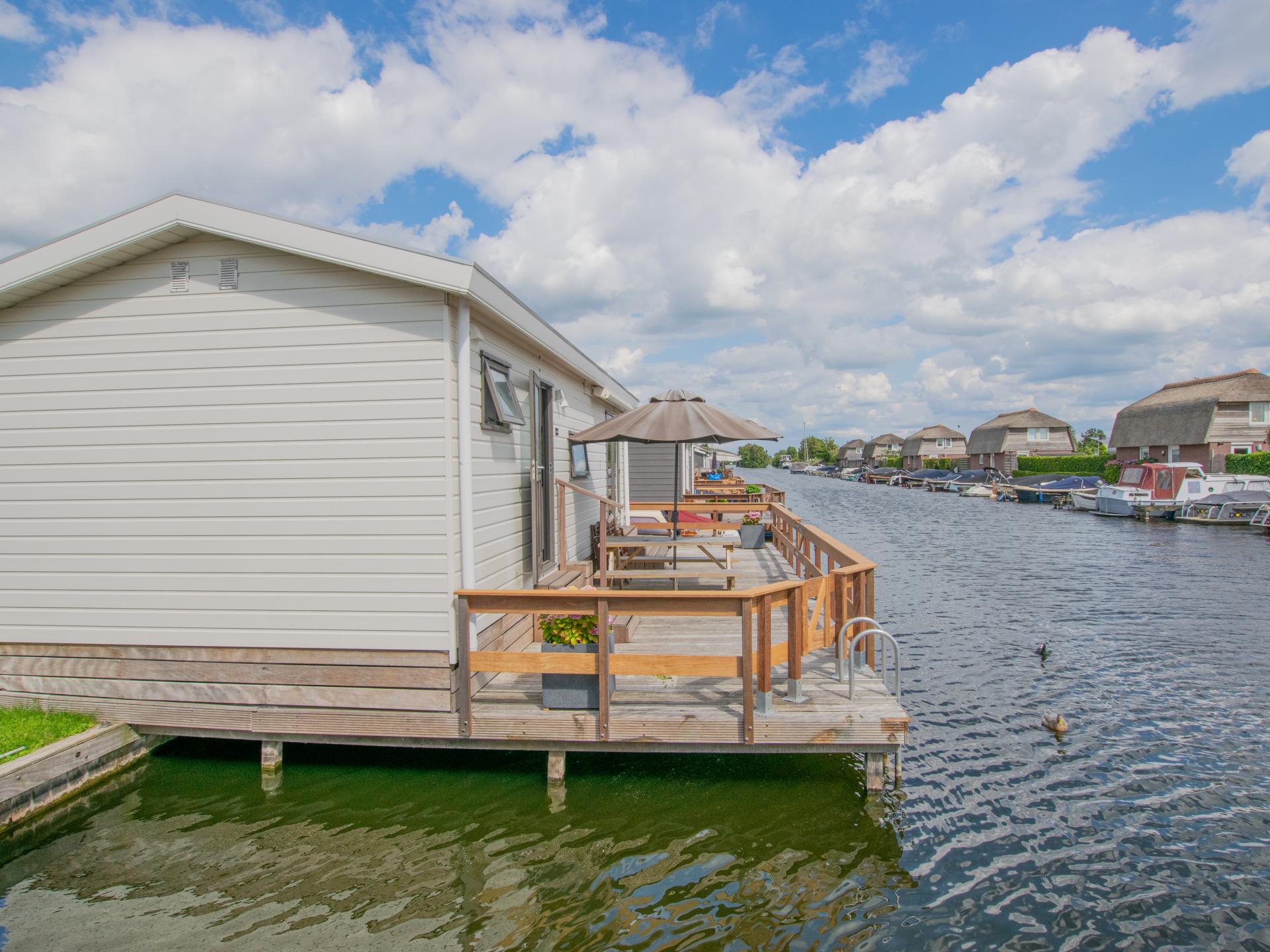 Chalet aan het water met aanlegsteiger