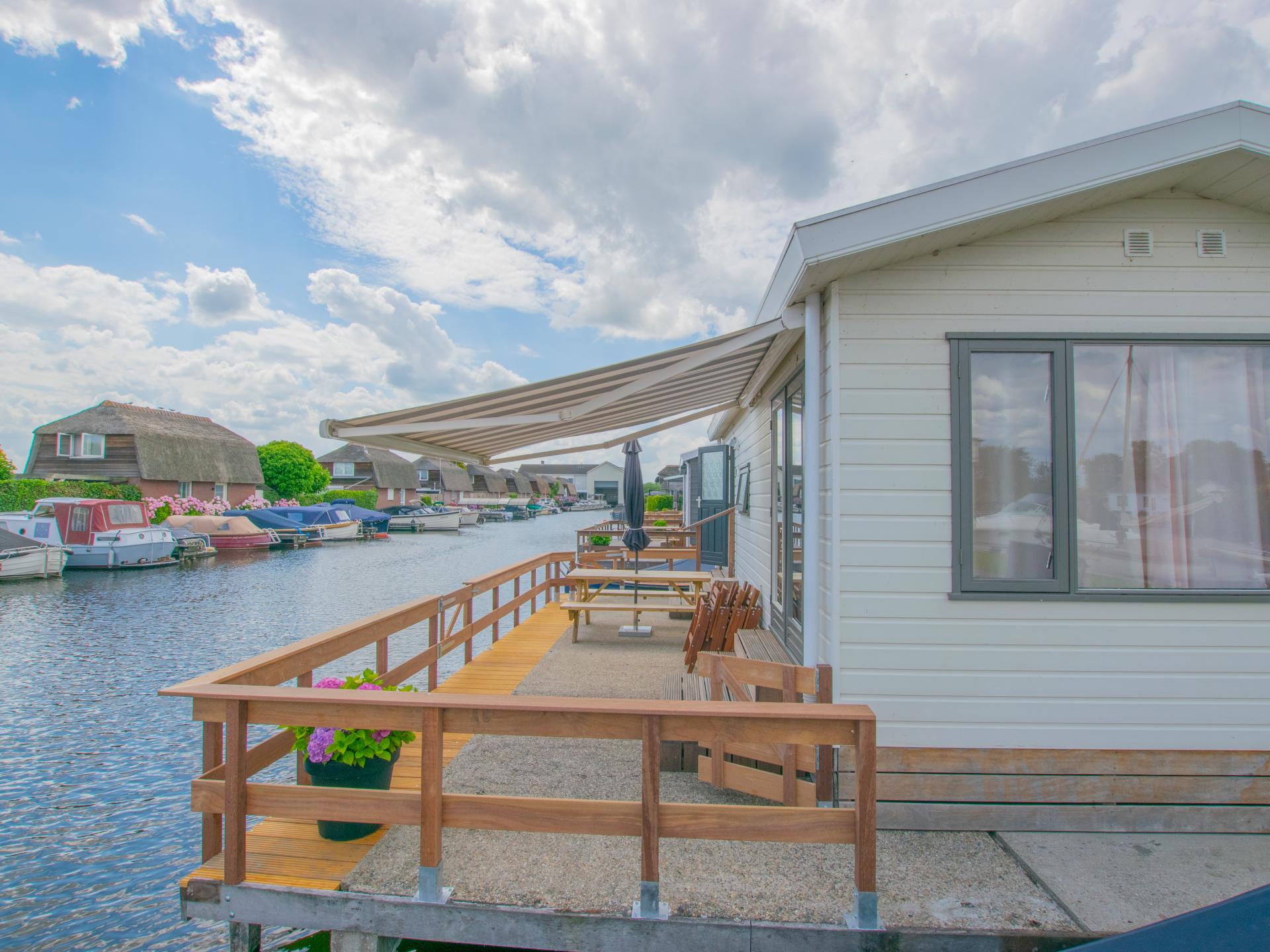 Chalet aan het water met grote veranda