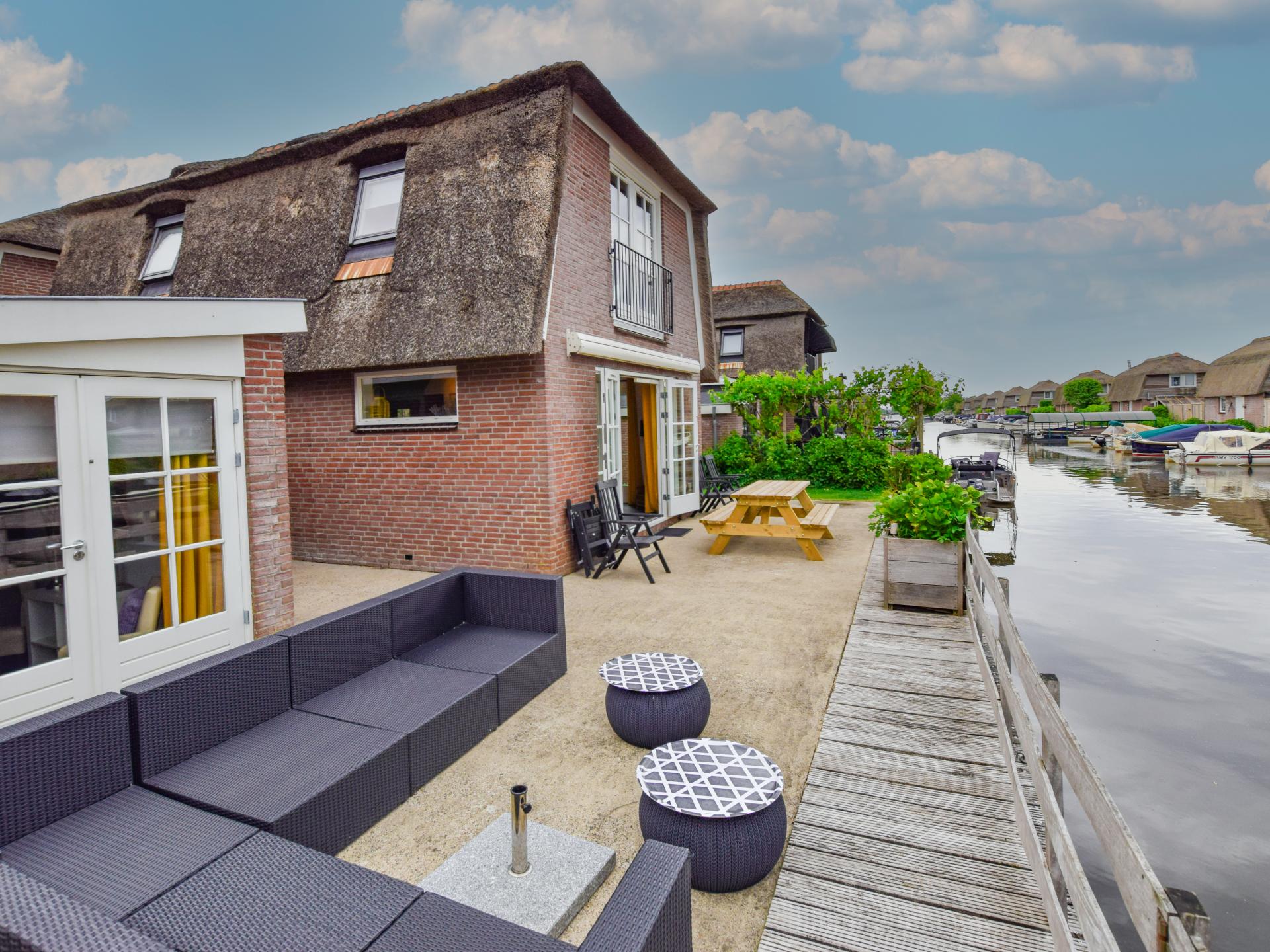Vakantiehuis met terras aan het water