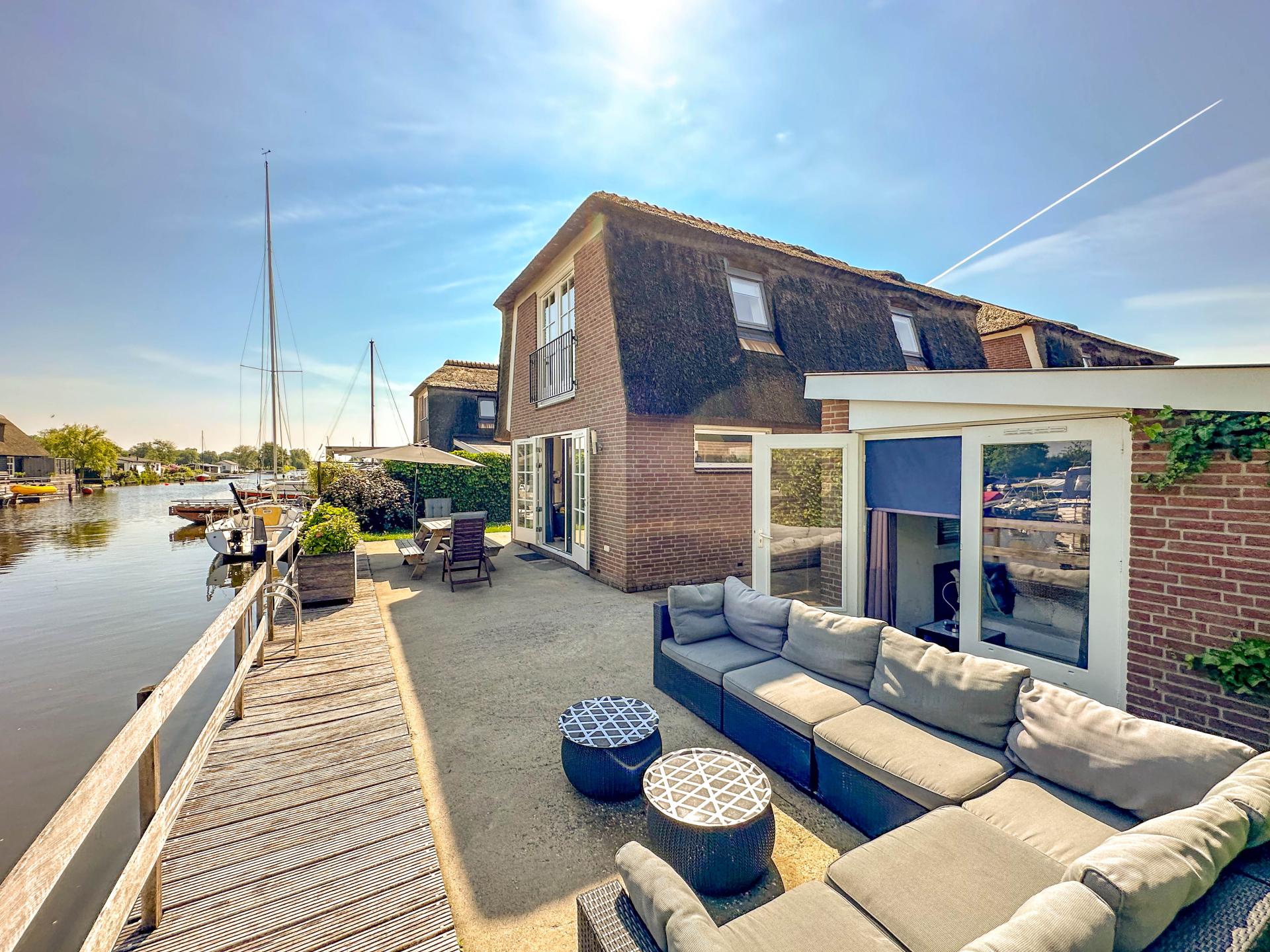 Prachtige villa direct aan het water