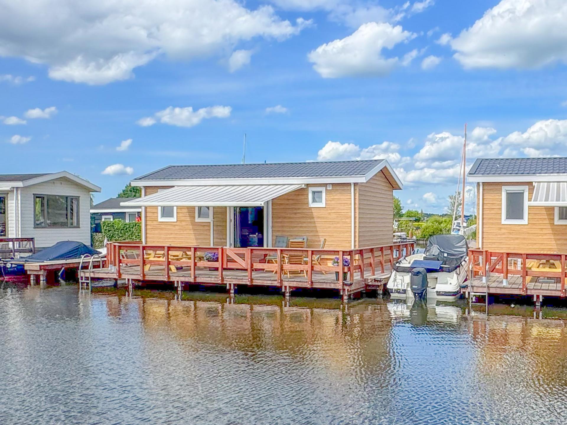 Chalet met airco en terras aan het water