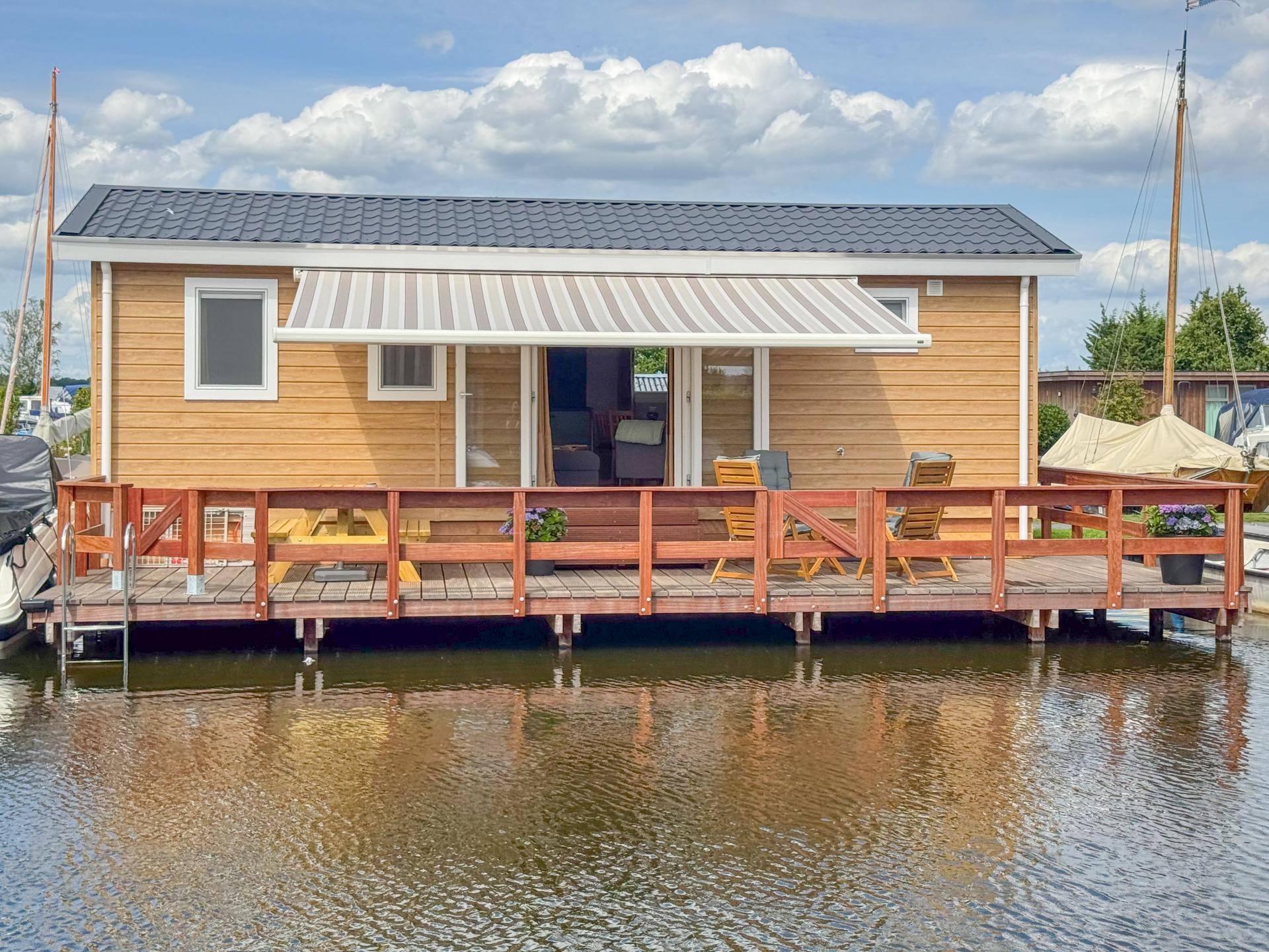 Modern chalet aan het water, met airco en terras