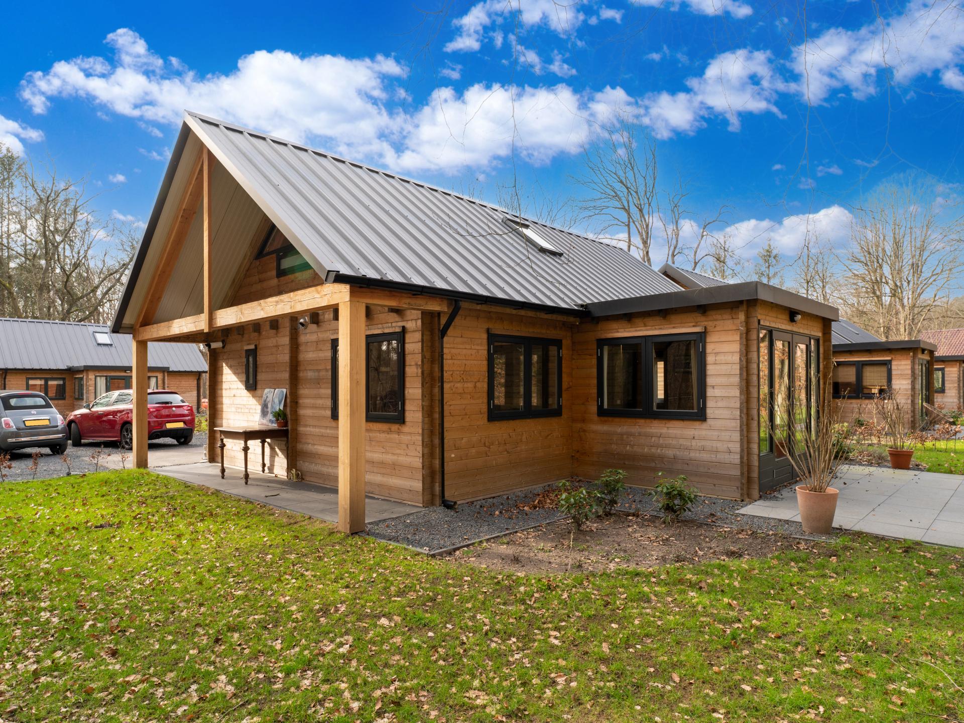 Mooi houten huis aan de rand van het bos