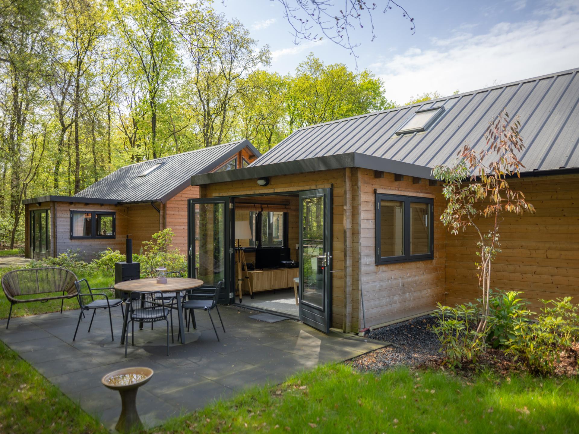 Elegant houten huis aan de rand van het bos
