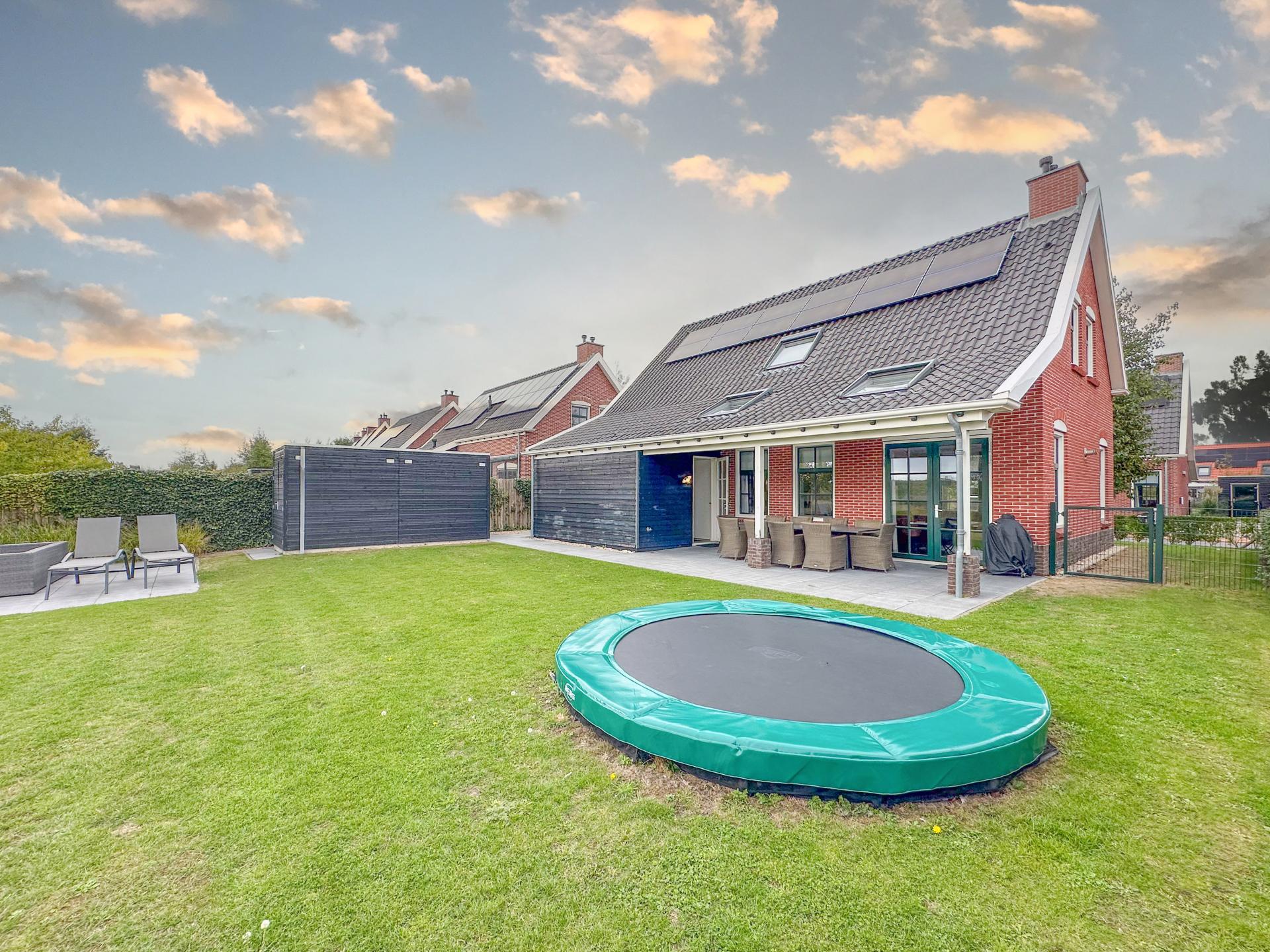Luxe villa met sauna en tuin nabij zee