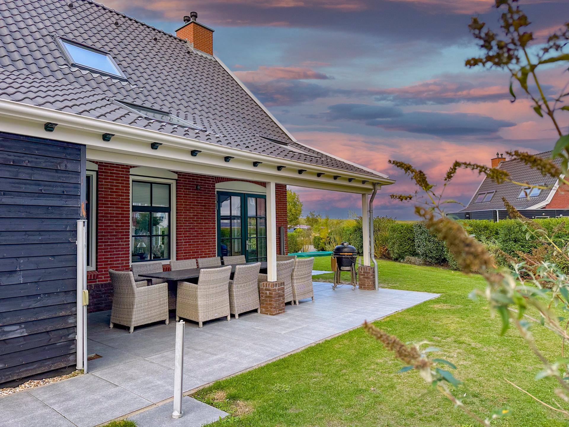 Nabij zee gelegen luxe villa met sauna en tuin