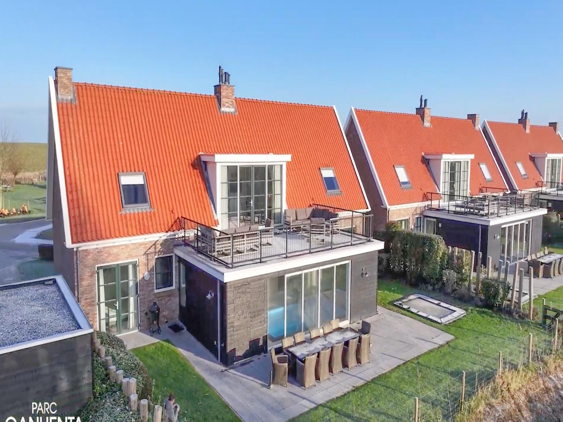Luxe villa met zwembad, sauna en nabij zee
