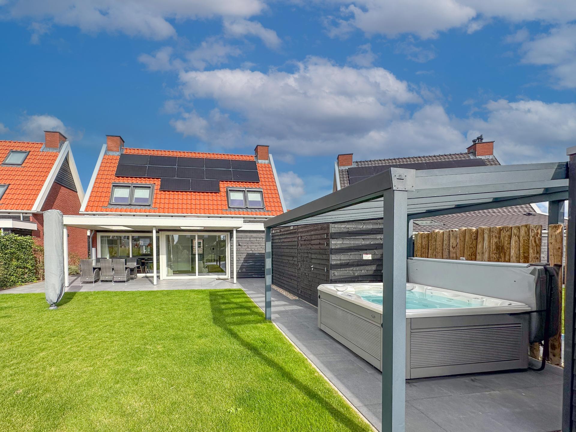 Vrijstaande villa met spa-bad en sauna en tuin