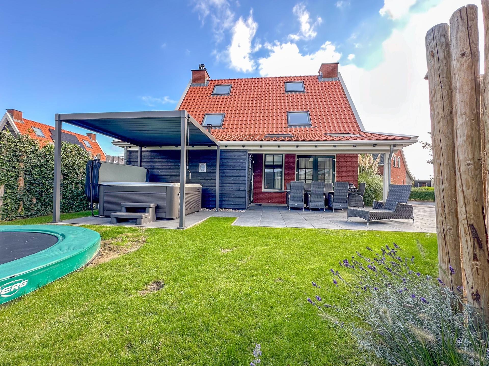 Vrijstaande wellness villa met tuin nabij zee