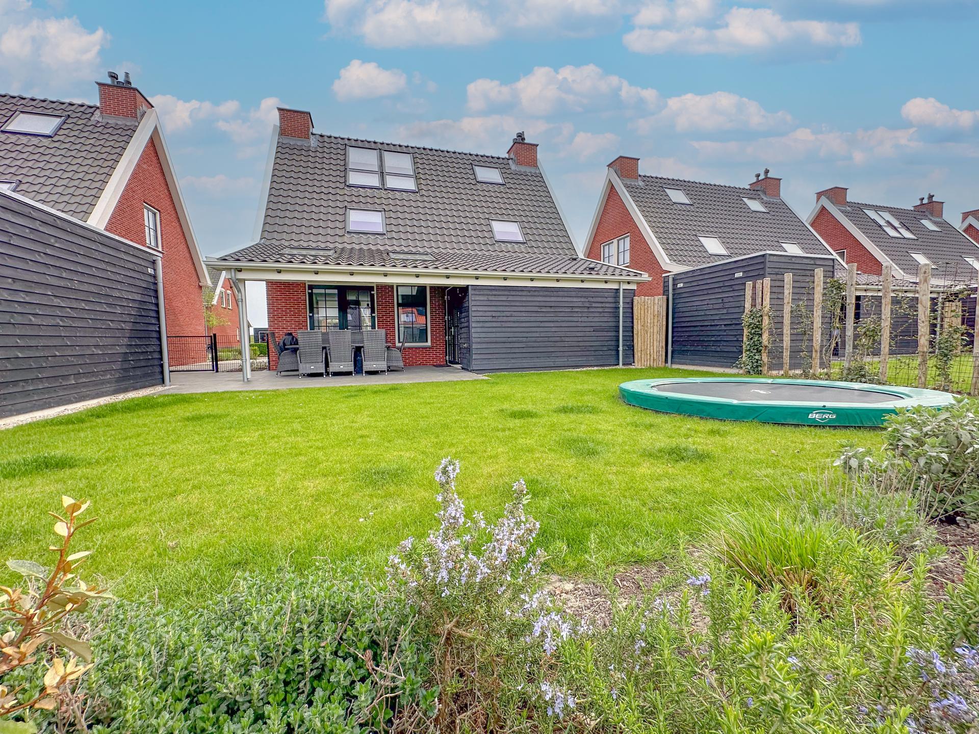 Fris ingerichte villa met sauna, spabad en tuin