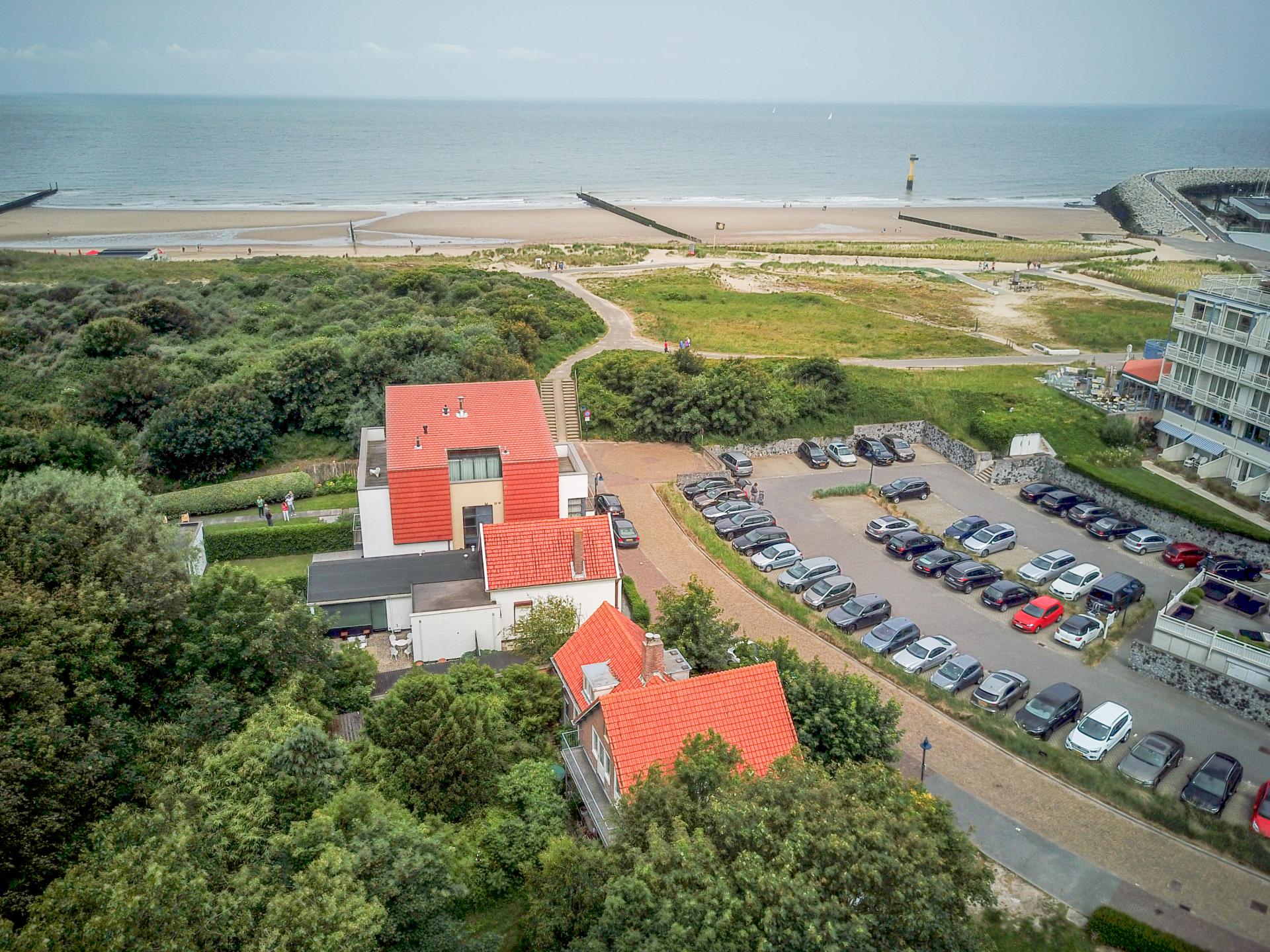 Appartement met tuin direct aan de strandopgang