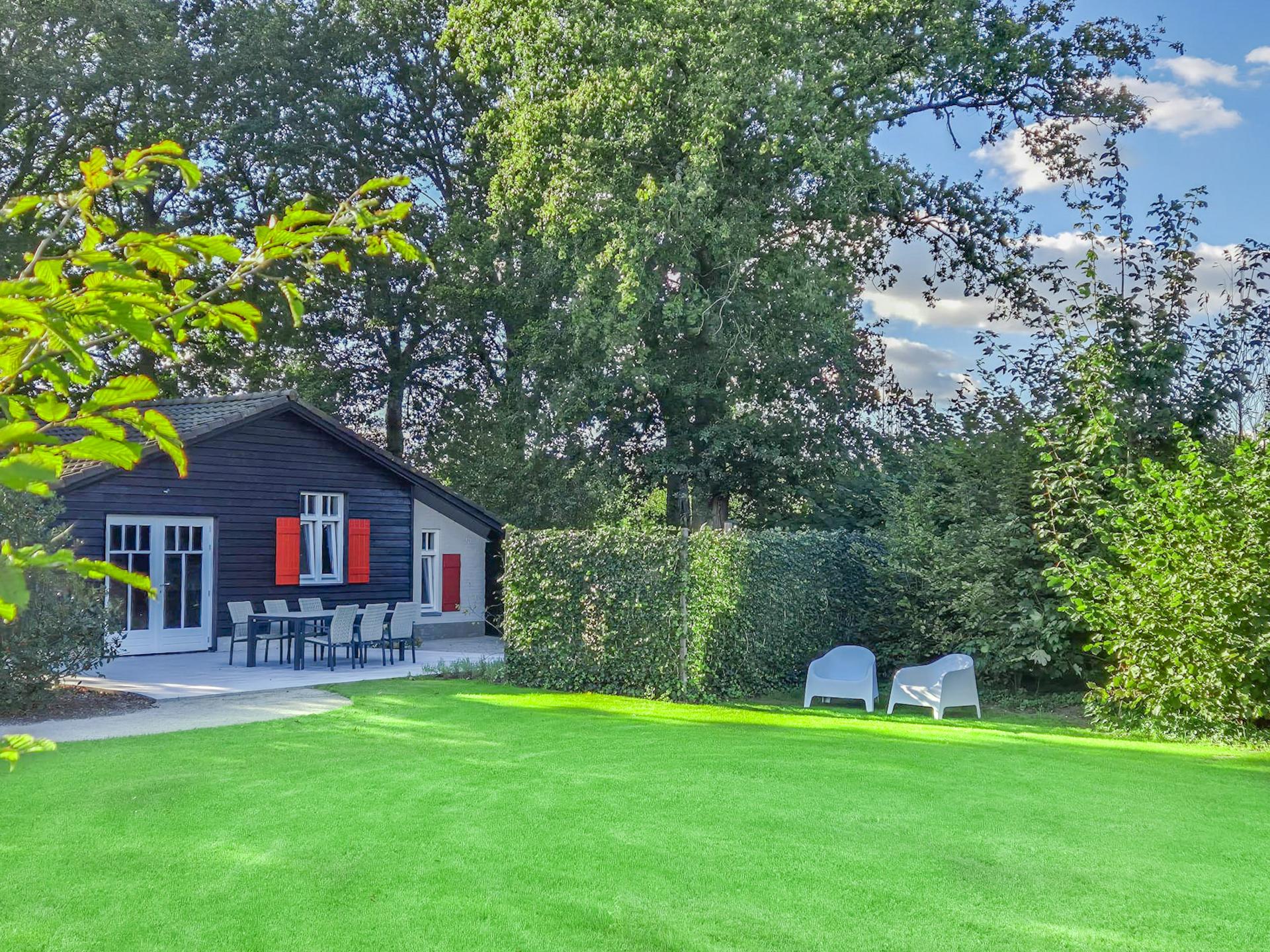 Door groen omgeven luxe woning met hottub