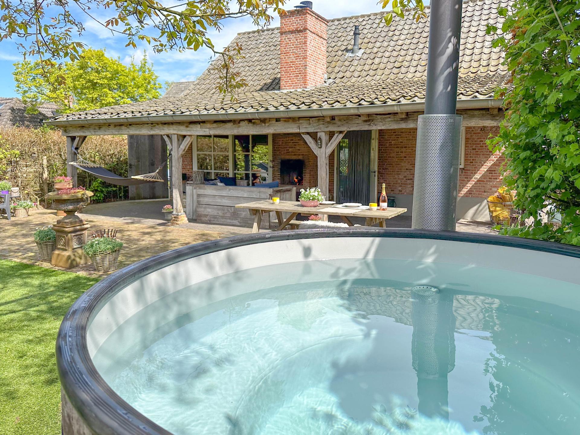 Idyllisch huisje met hottub, houtkachel en tuin
