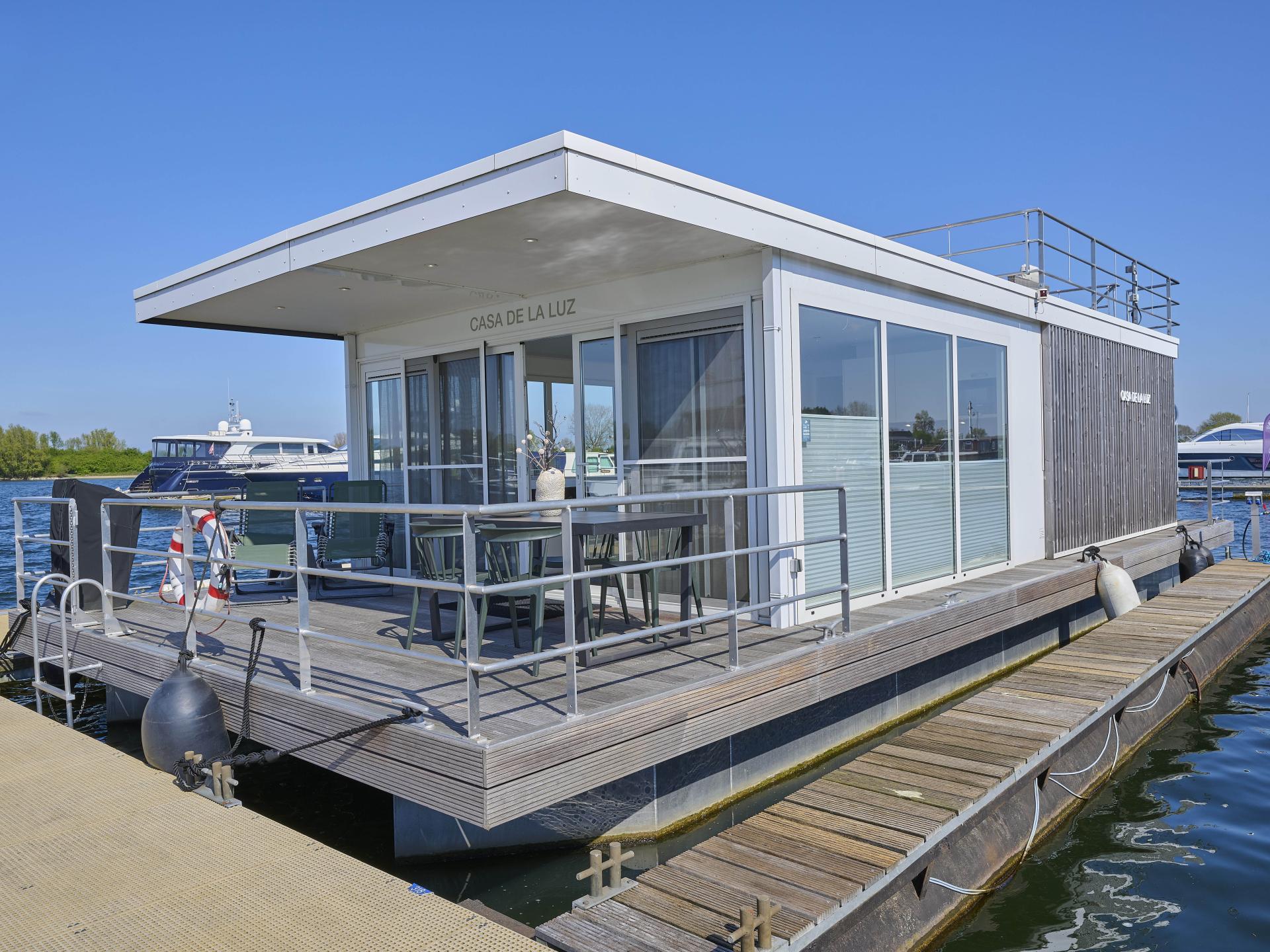 Prachtige huisboot in mooie haven in Kerkdriel