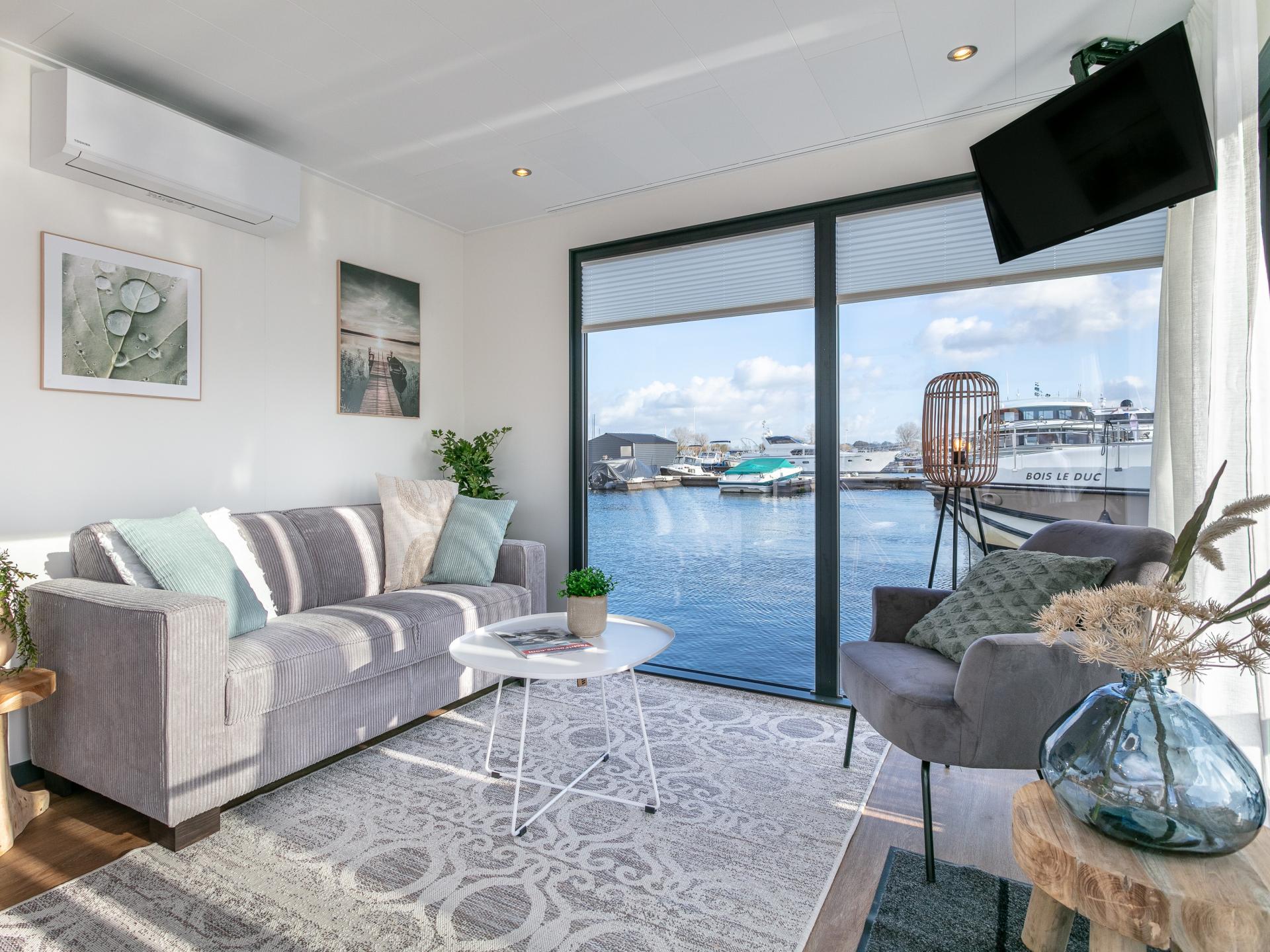 Prachtige woonboot met dakterras in mooie haven