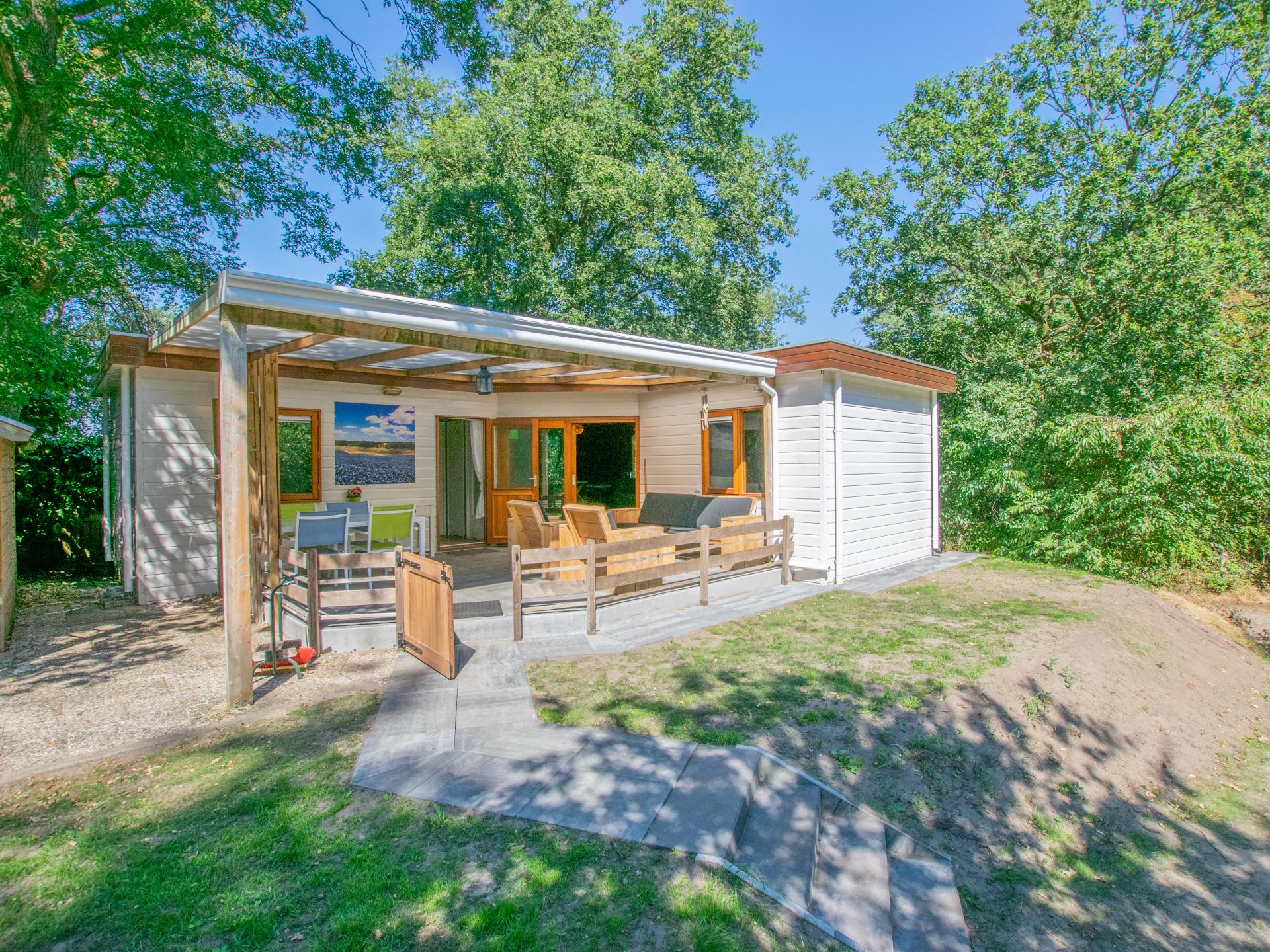 Chalet in het bos met veranda en sauna