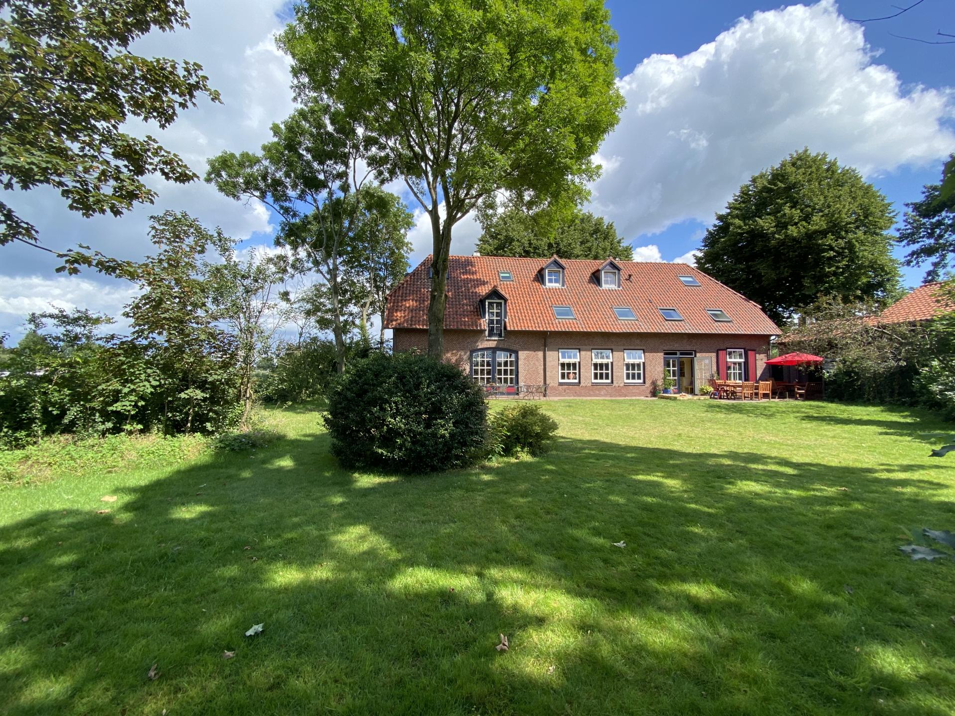 Kleurrijke boerderij midden in de natuur