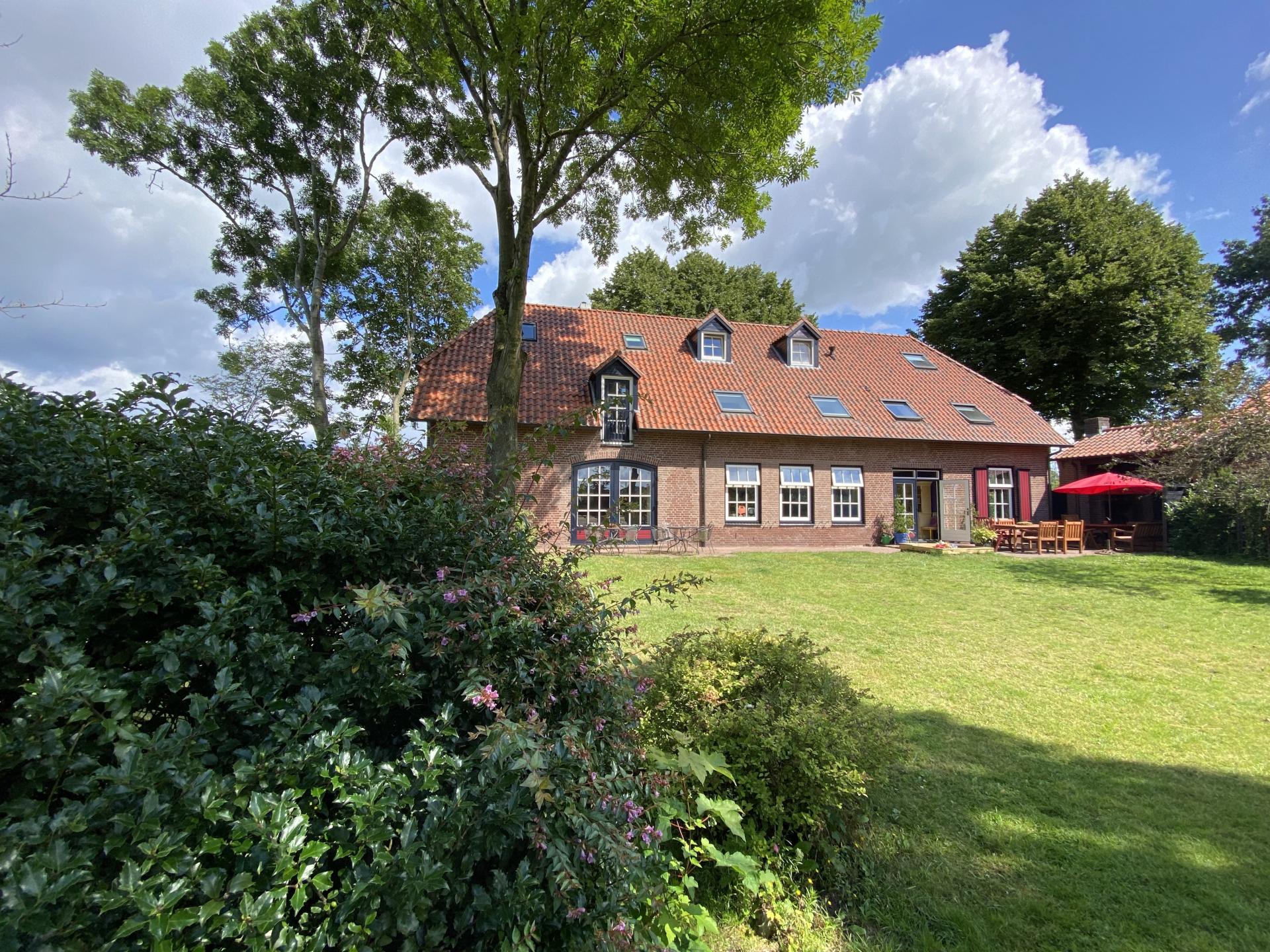 Kleurrijke boerderij midden in de natuur