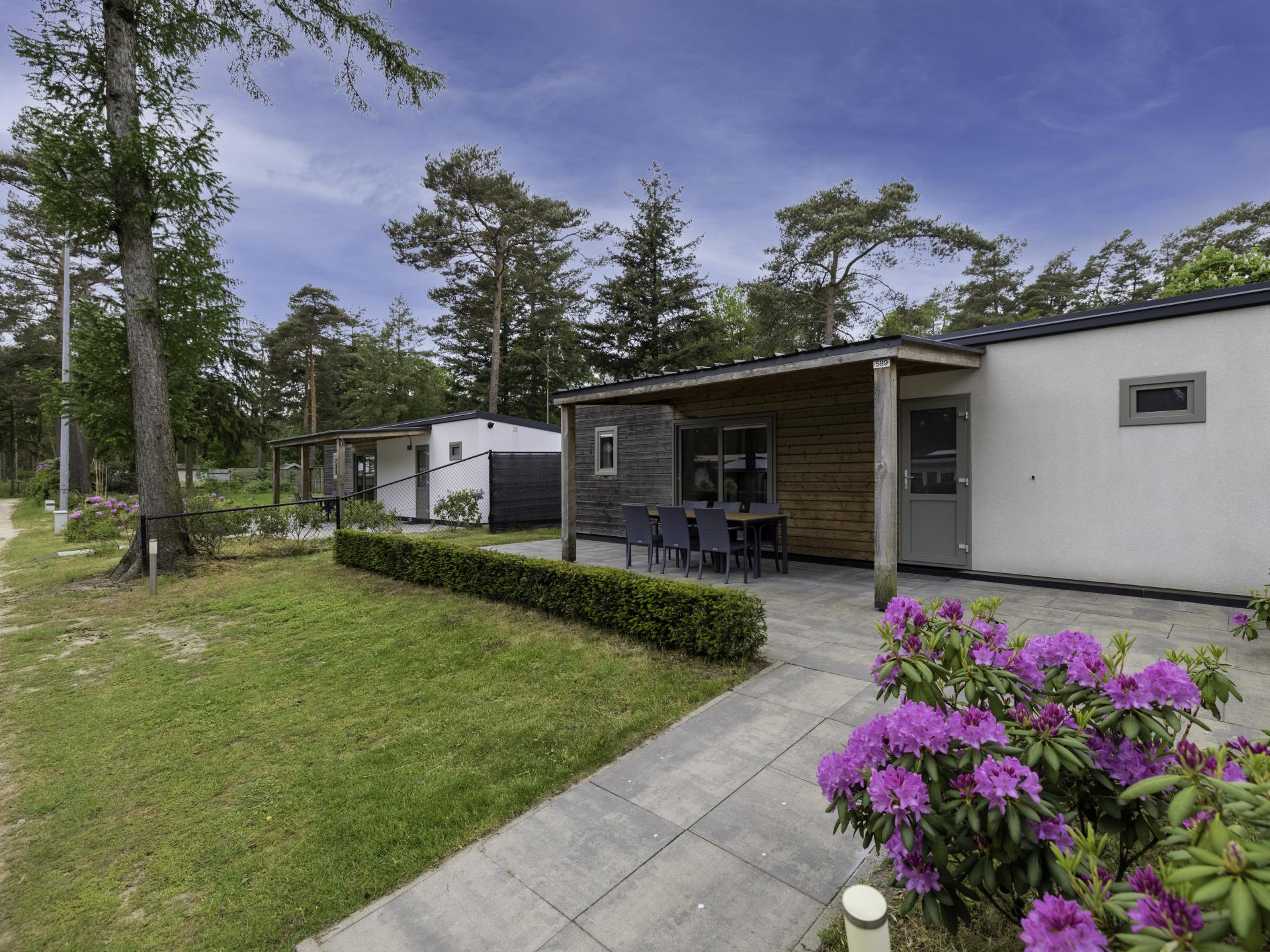 Chalet met overdekt terras op camping met zwembad