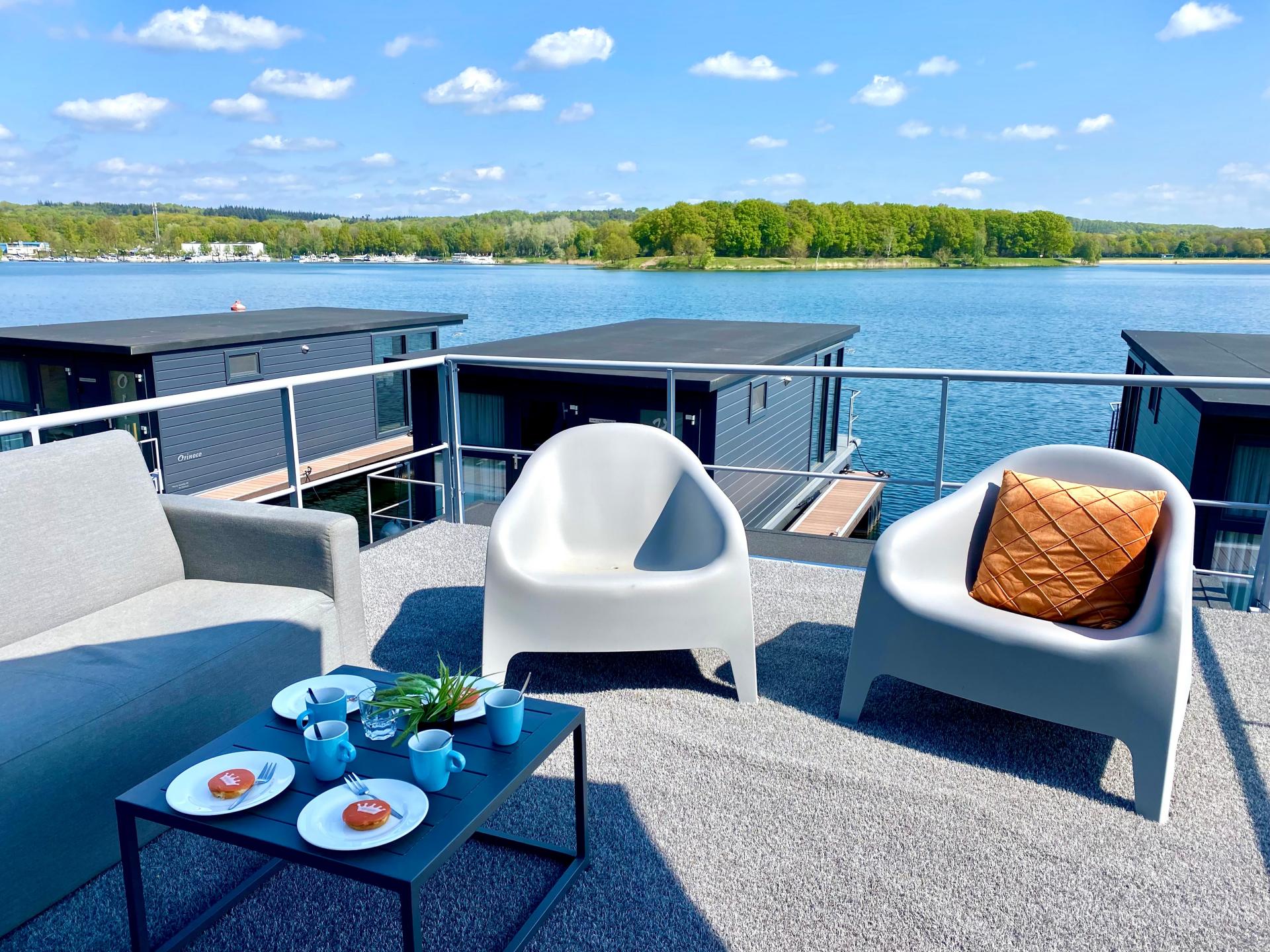 Overnachten op een meer in havenlodge in Limburg