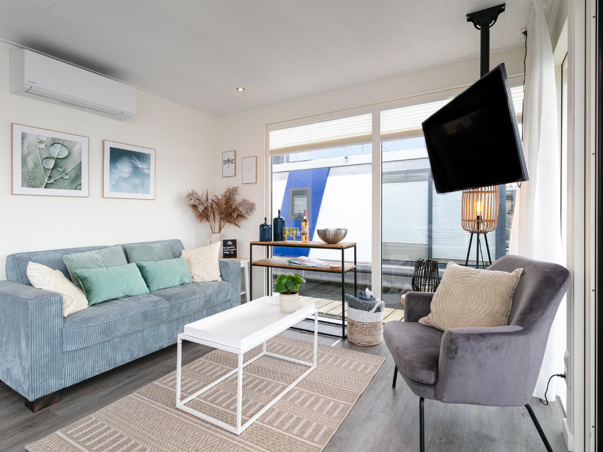 Moderne huisboot met airco in de haven