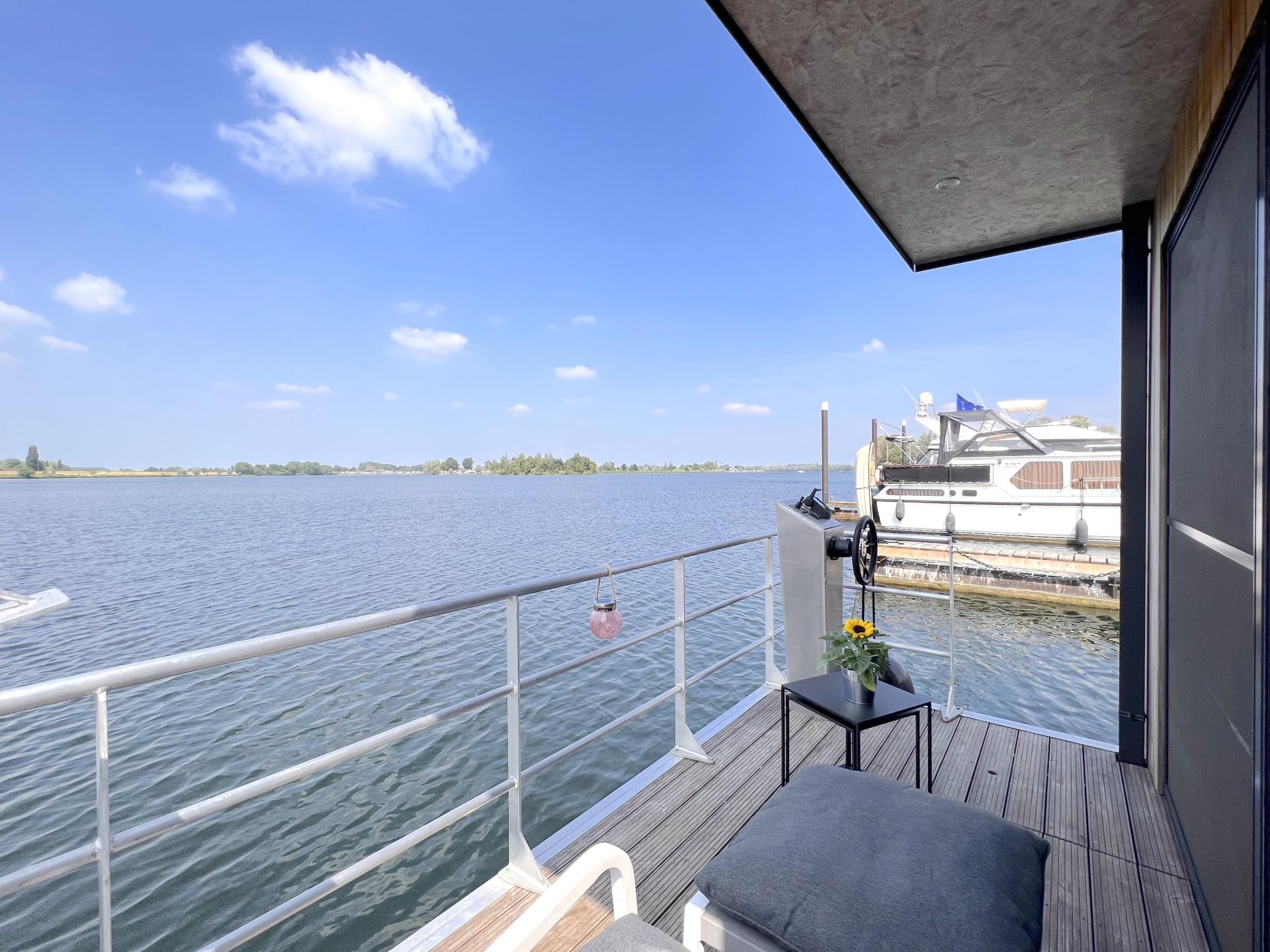 Luxe huisboot op prachtige locatie in Maasbommel